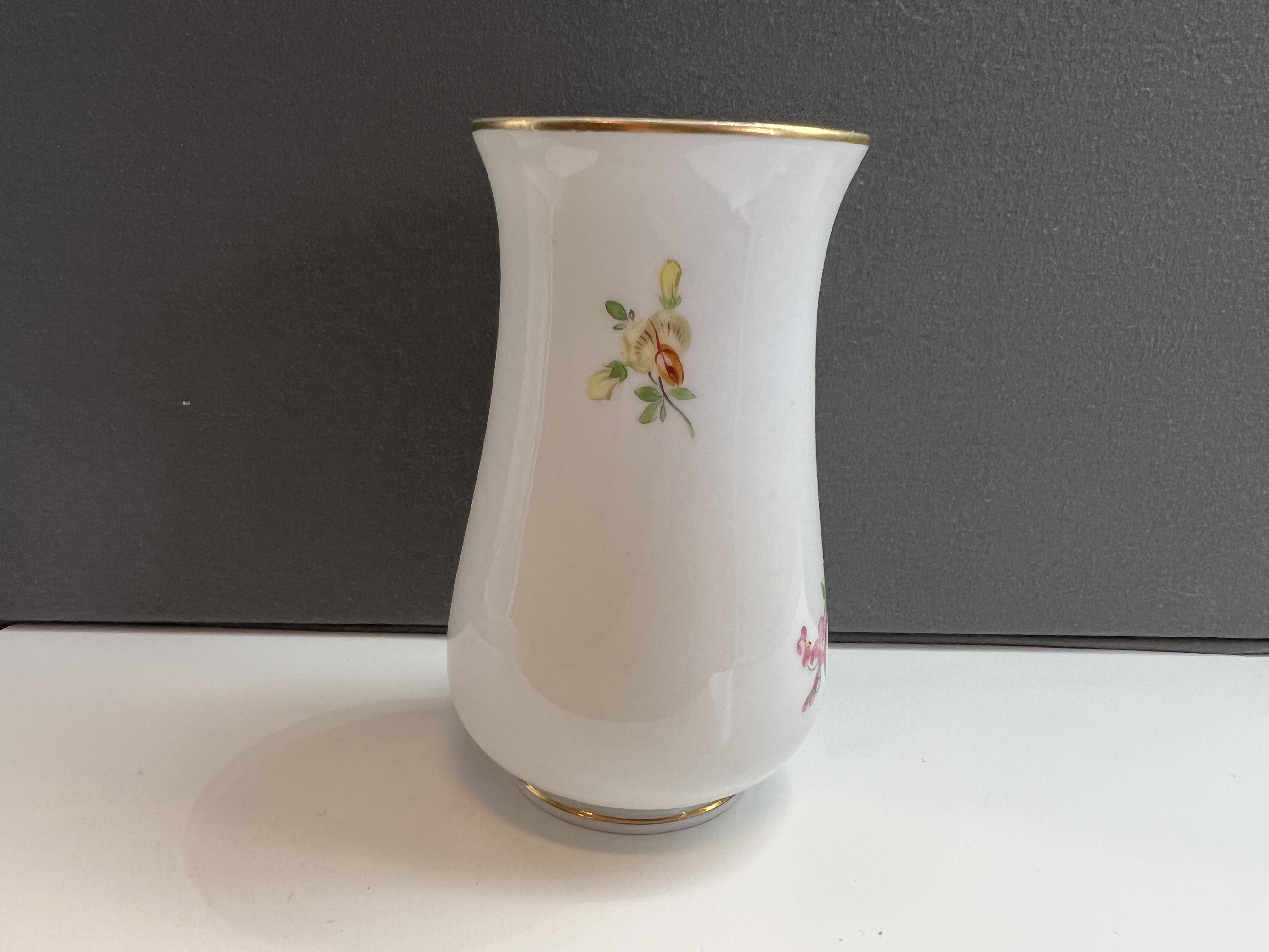 Meissen Vase ca. 10,3 cm. 1 Wahl - Leider mit kleinem Sprung - siehe Fotos 