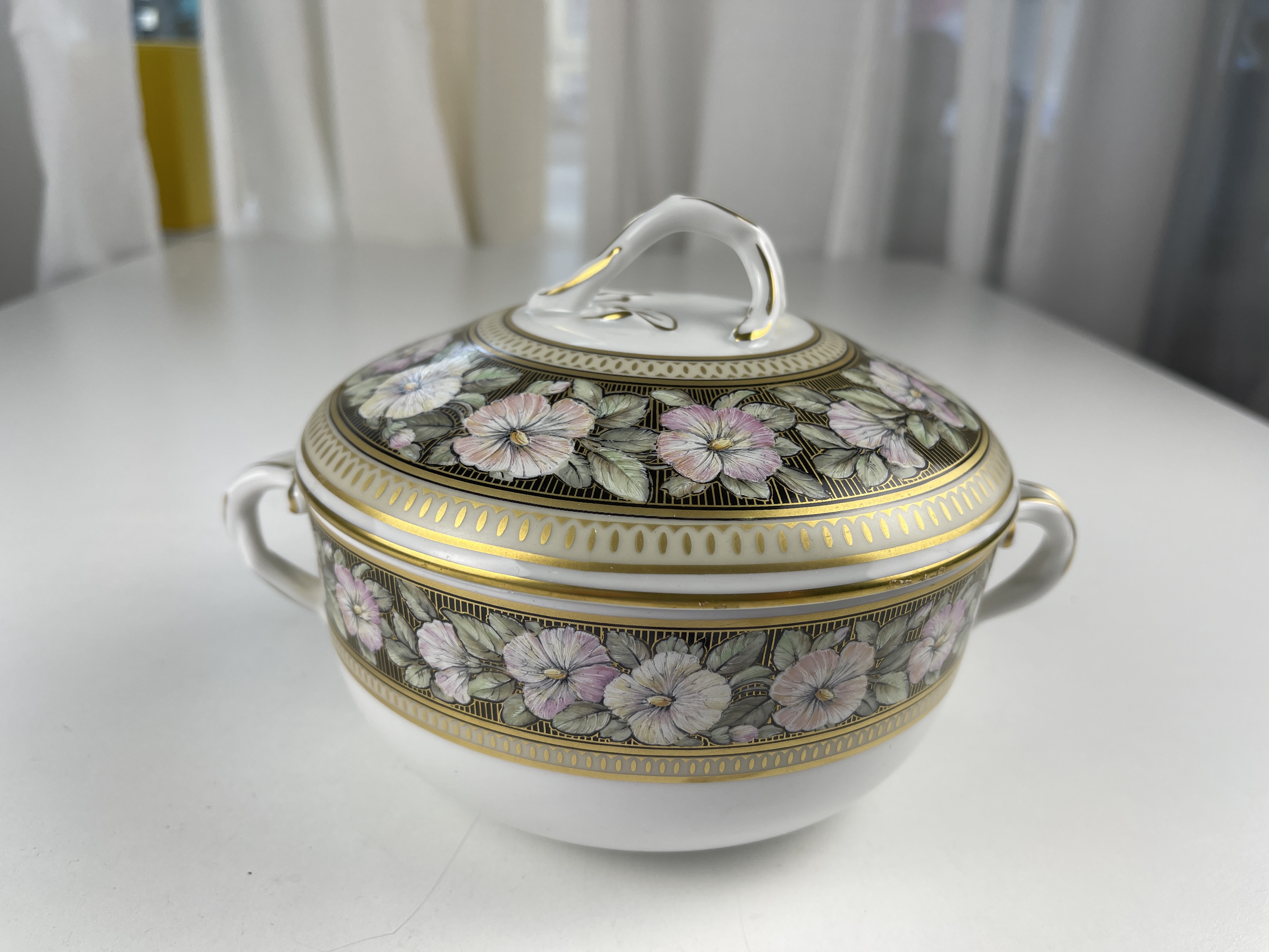 Kaiser Porzellan Deckeldose 15 x 14 cm - Zustand  siehe Fotos