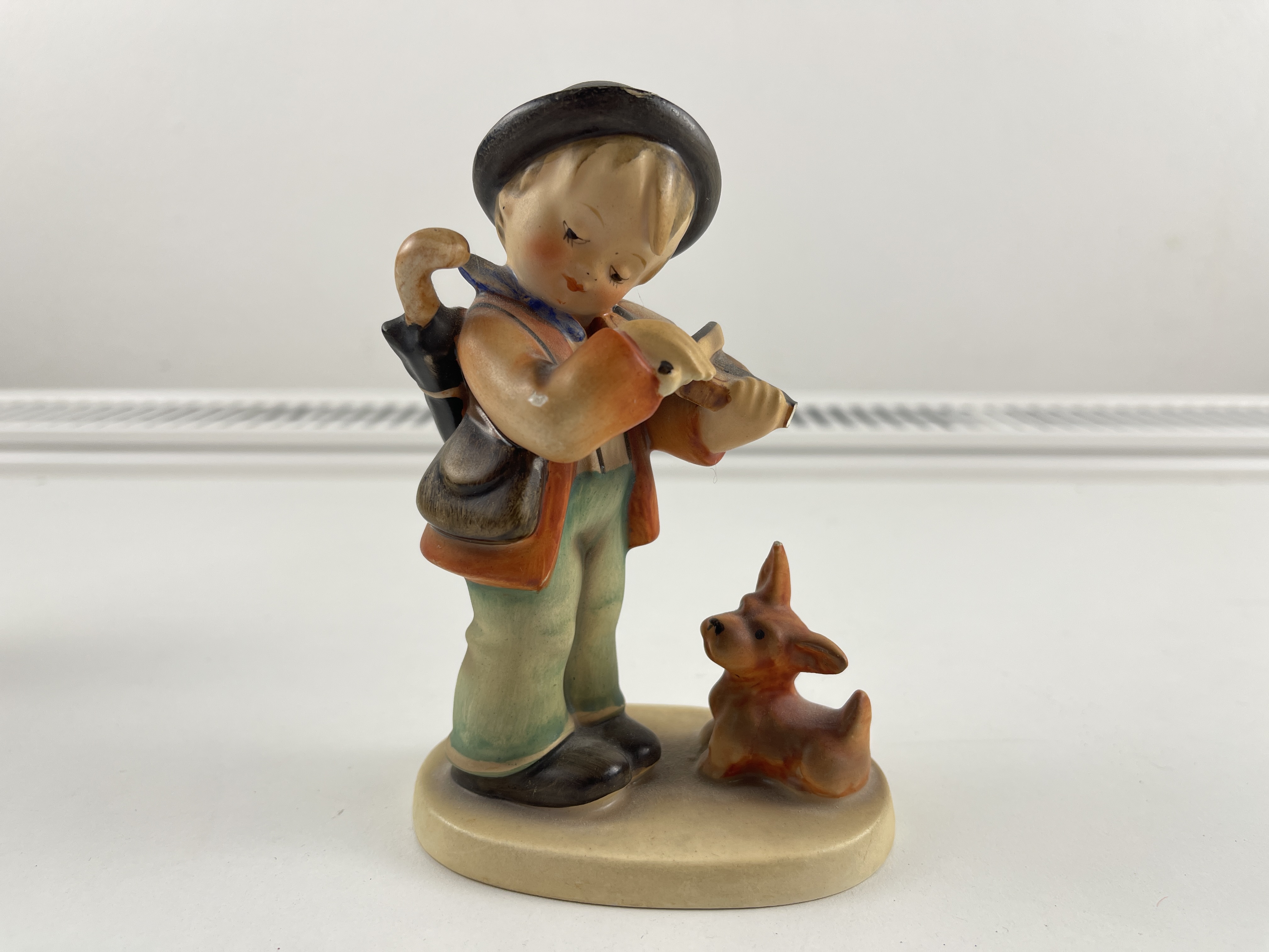 Hummel Figur 1 Geigerlein mit Hund 13 cm. 1 Wahl -Doppelkrone  Zustand siehe Fotos 