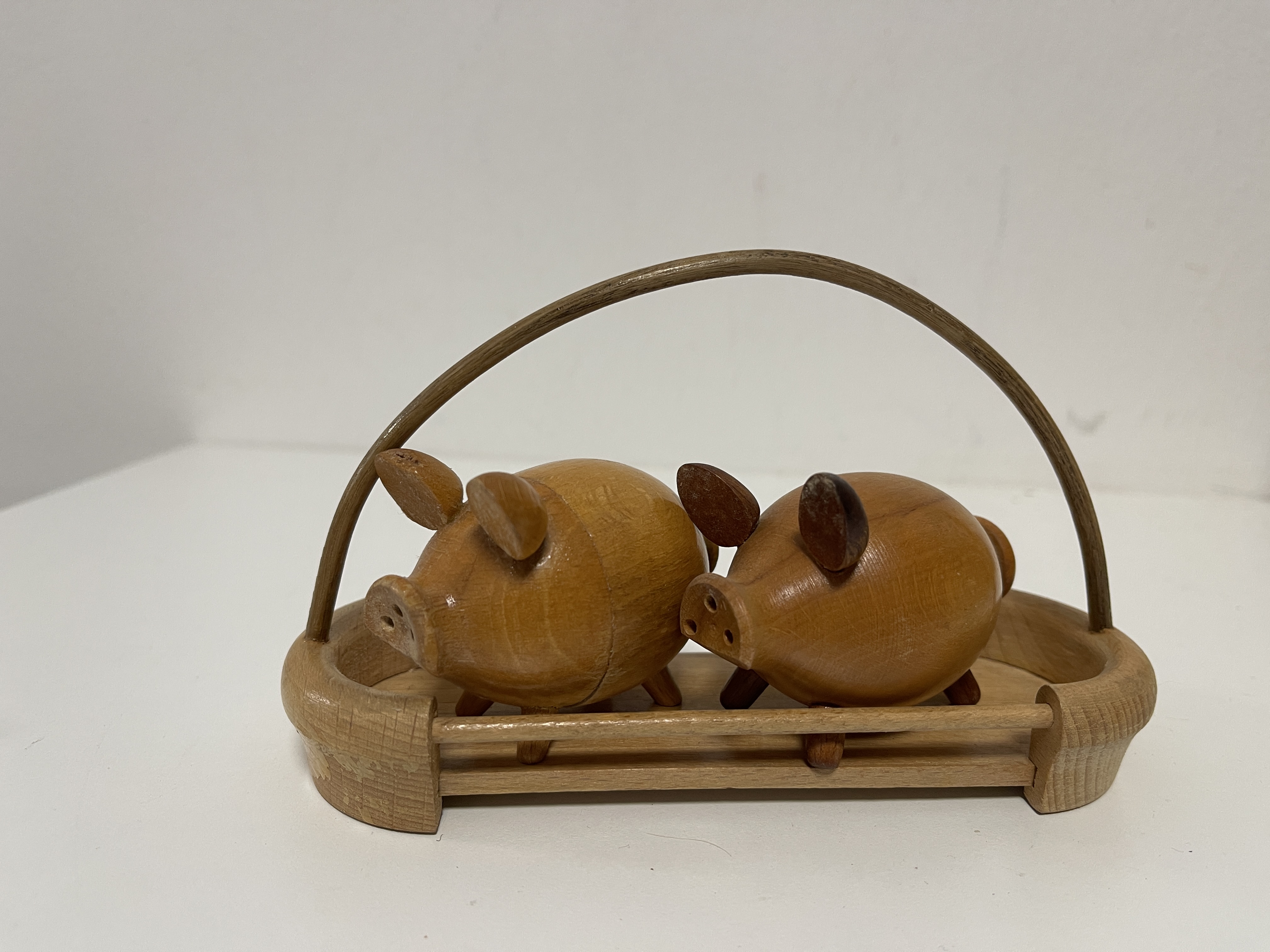 Erzgebirge Figur Salz / Pfeffer Streuer Set Schwein 7 x 5 cm + Korb 10 x 15 cm. Zustand siehe Fotos 