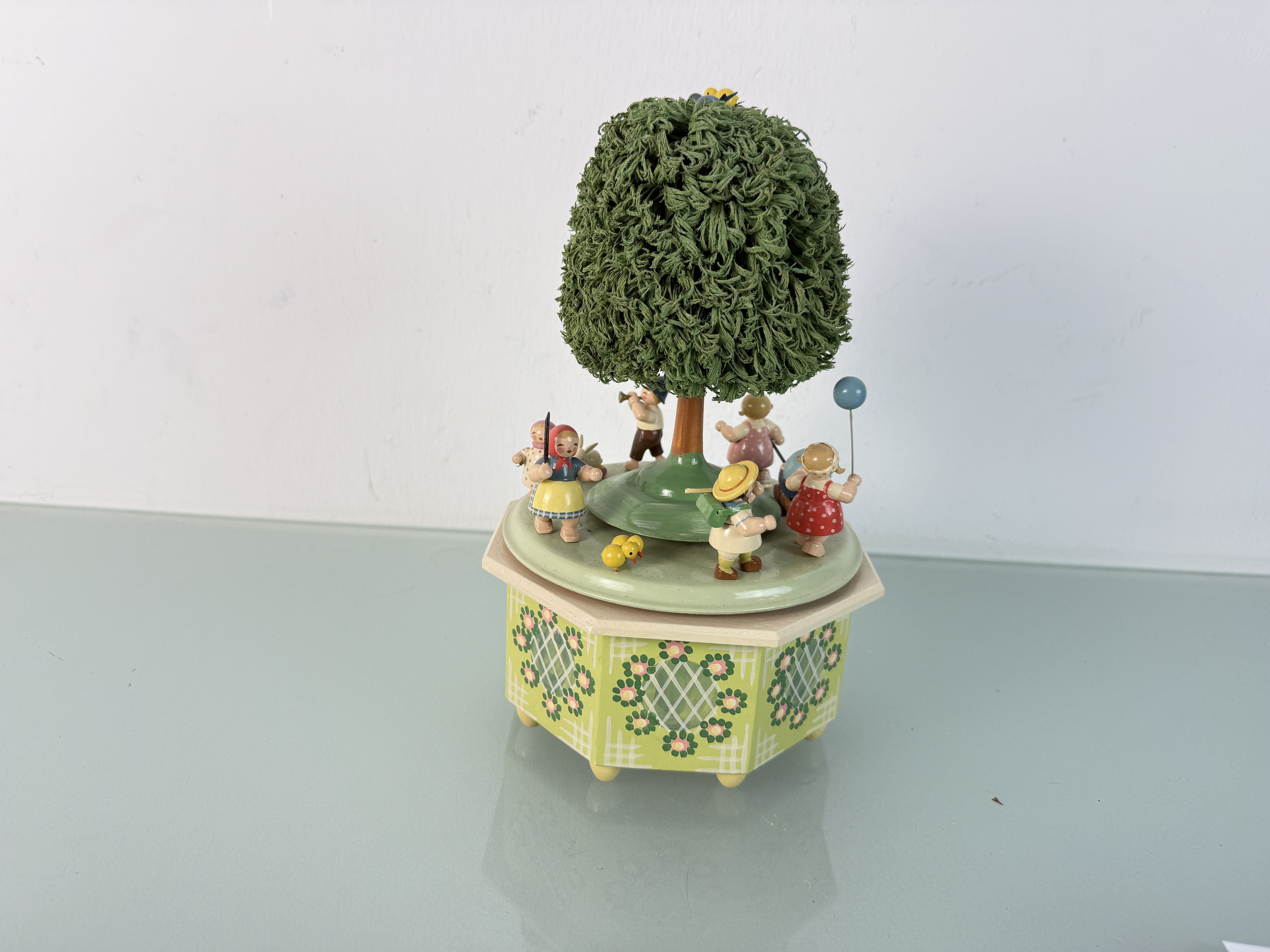 Spieldose Spieluhr Erzgebirge Spieldose 26 cm hoch. Guter Zustand siehe Fotos 