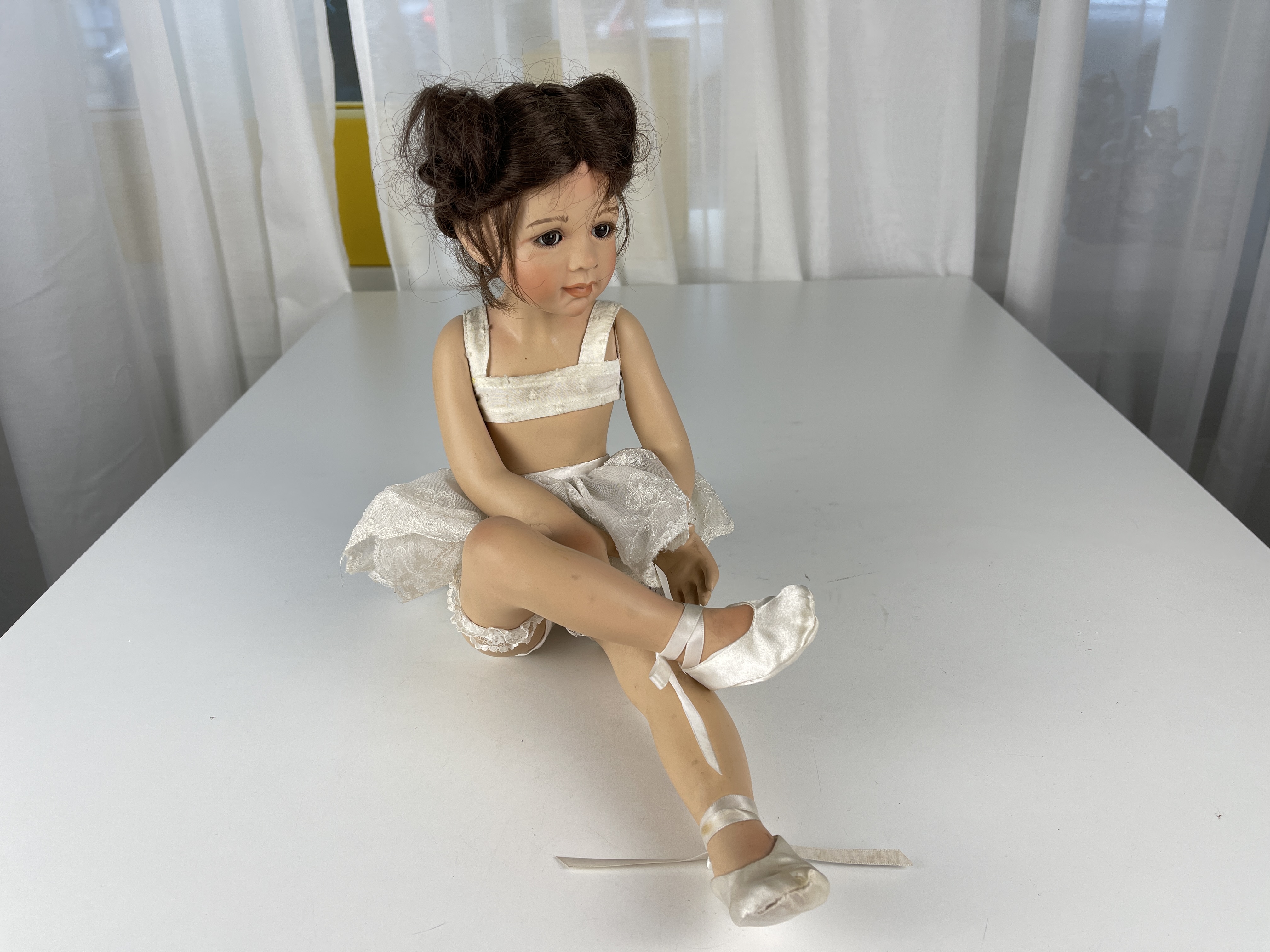 Künstlerpuppe Puppe Monika Levenig Porzellan Puppe 29 x 29 cm. Schmutzig