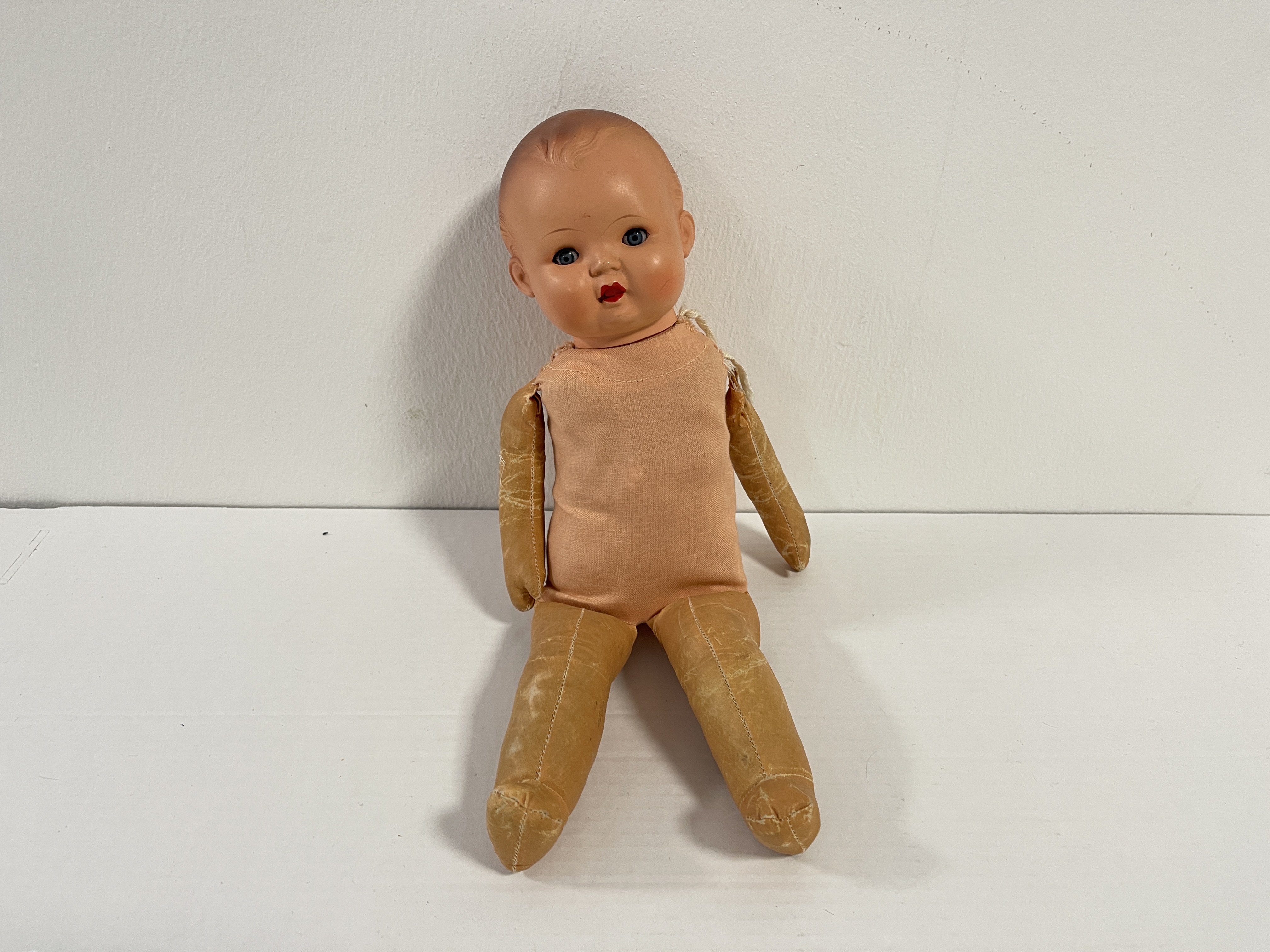 Alte Künstler Puppe  Zelluloid 38 cm Zustand Siehe Fotos.  
