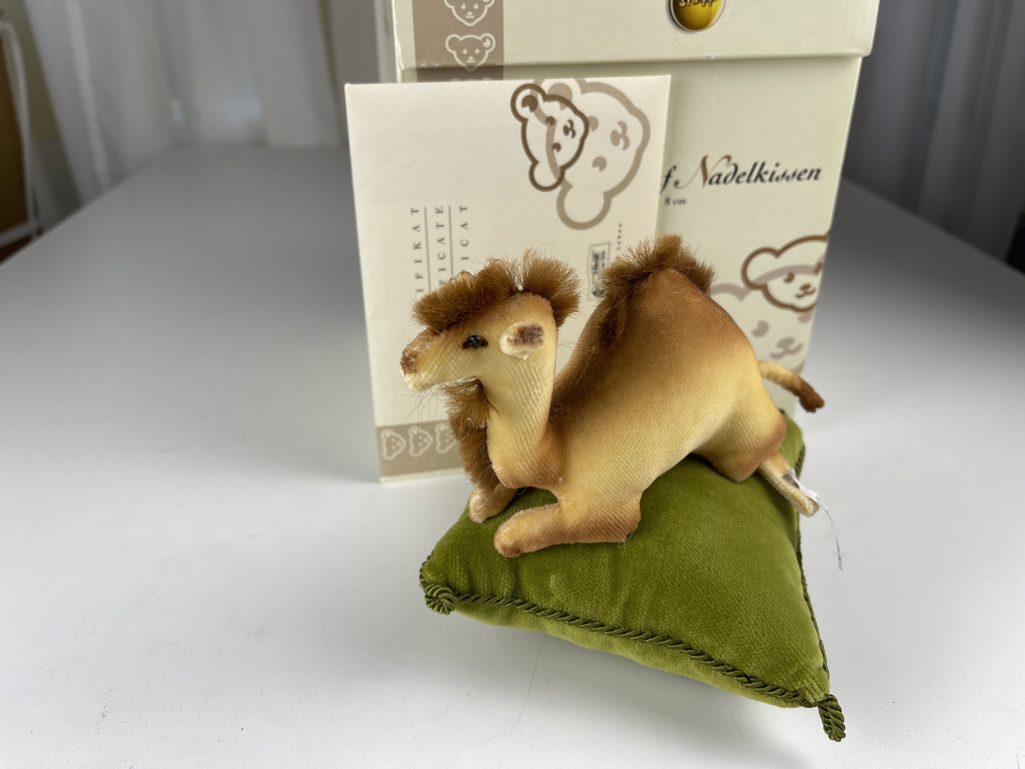 Steiff Tier 4240474 Kamel auf Nadelkissen 8 cm. Top Zustand + OVP & Zertifikat 