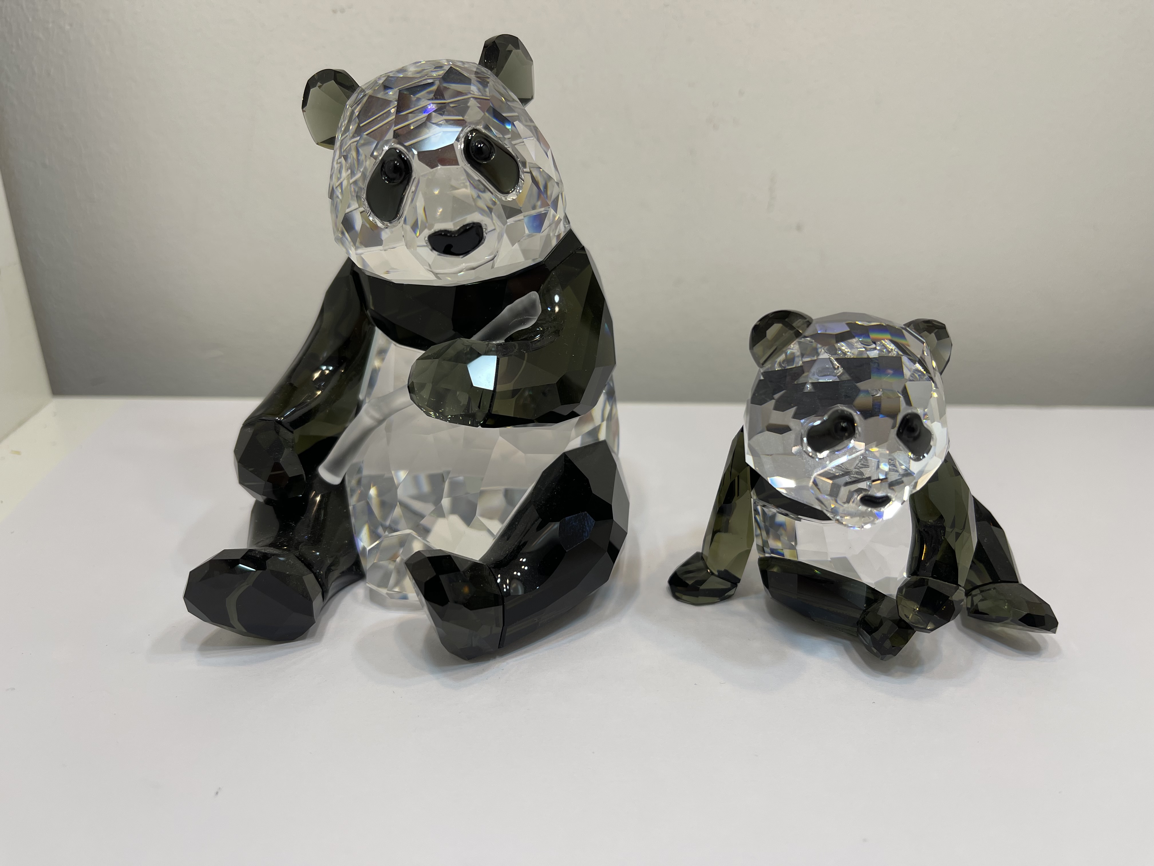 Swarovski Figur 900918 Jahresfigur 2008 Pandas. 9,5 + 6 cm. Zustand siehe Fotos 