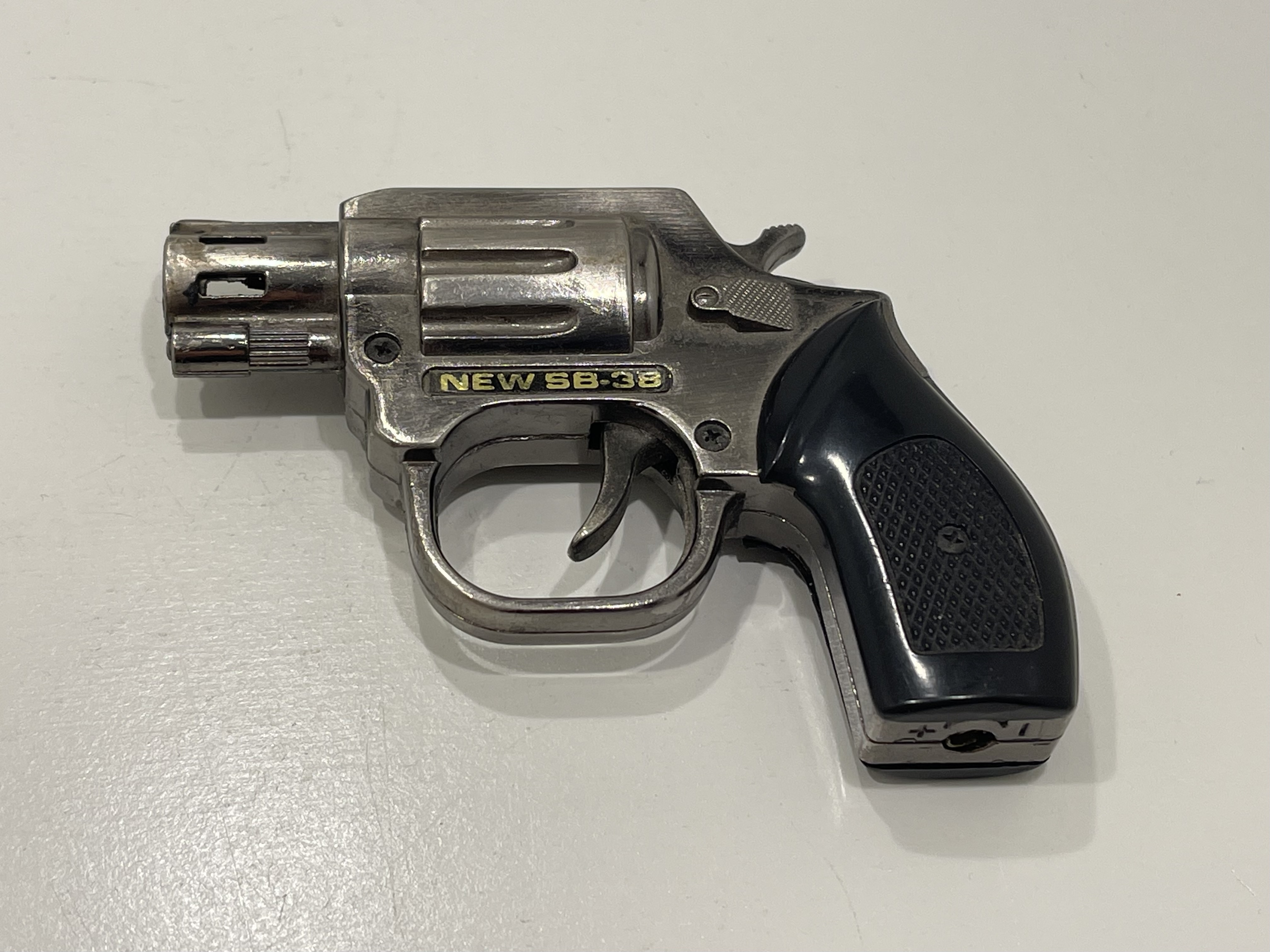 Figur Retro Vintage Feuerzeug Revolver 6 x 8 cm. Top Zustand 