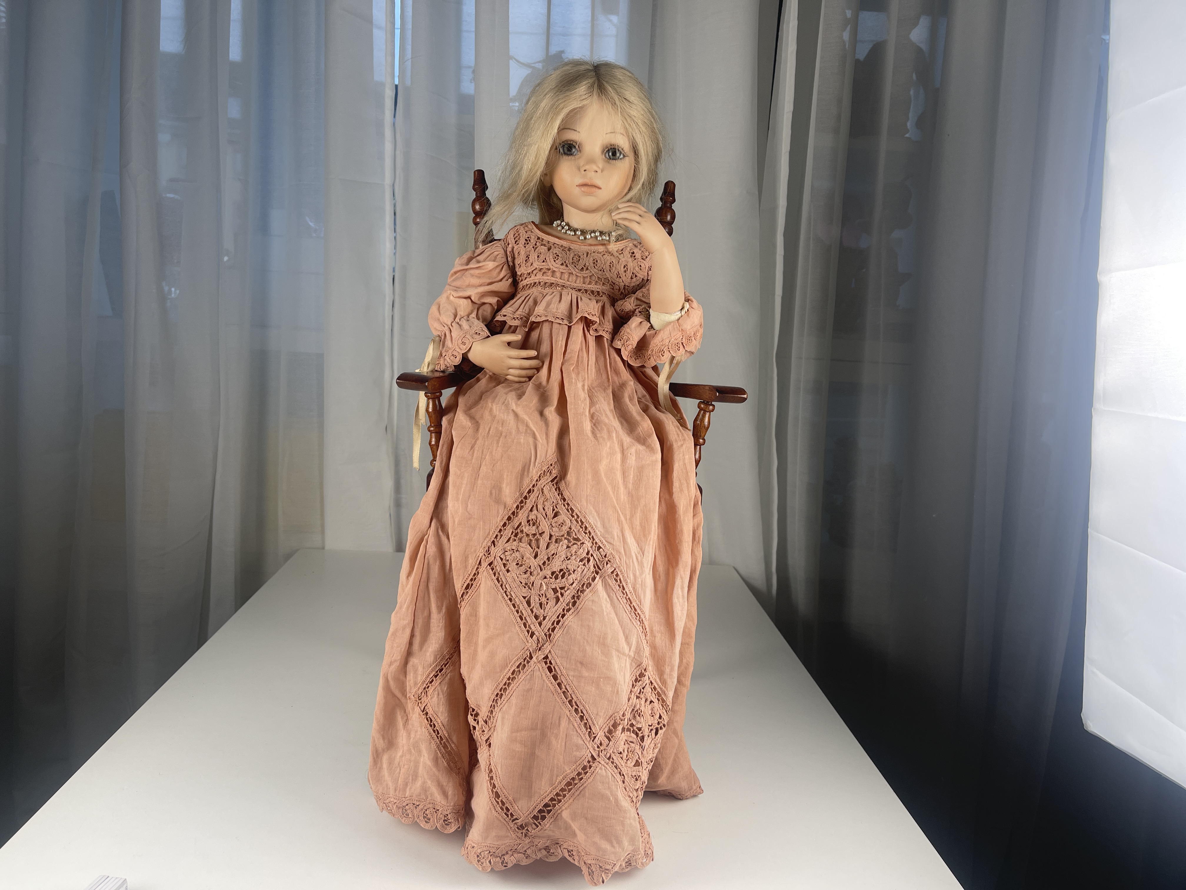 Künstlerpuppe Siu Ling Wang Porzellan Puppe Audrey 57 cm. Top Zustand  (ohne Stuhl)