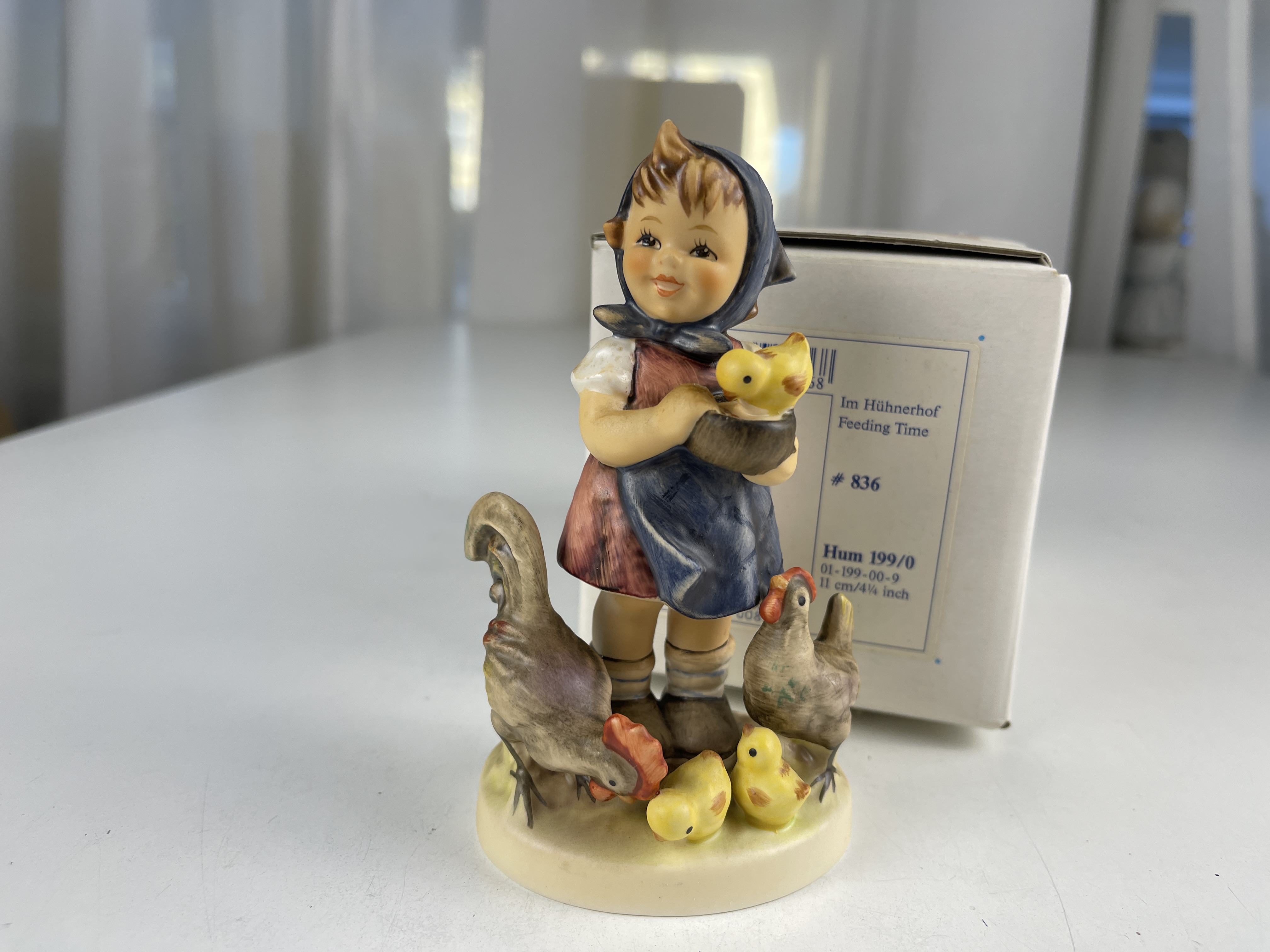 Hummel Figur 199/0 Im Hühnerhof 11 cm. 1 Wahl. Zustand siehe Fotos OVP