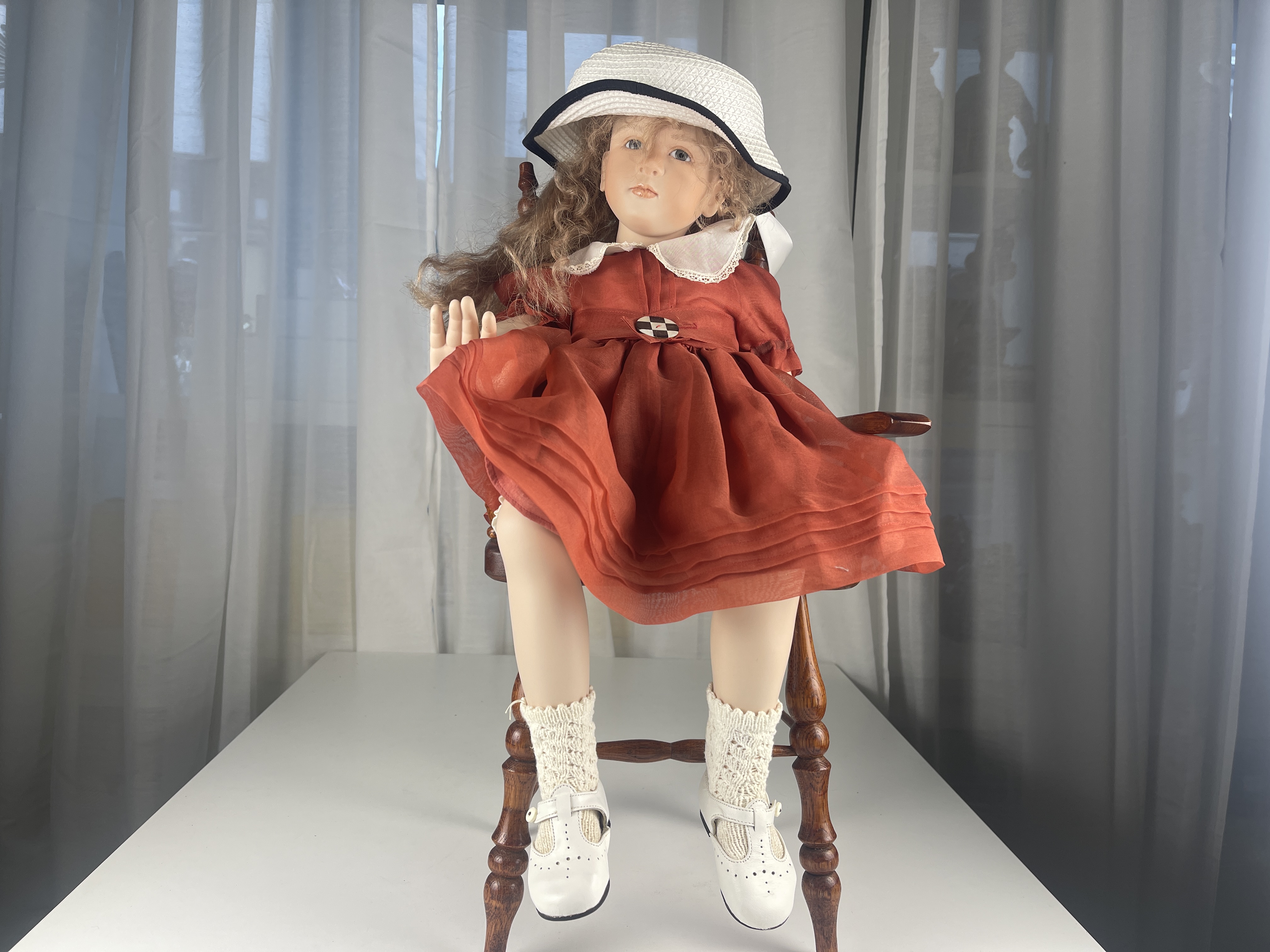 Künstlerpuppe Ruth Treffeisen Porzellan Puppe 65 cm. Top Zustand (Ohne Stuhl)