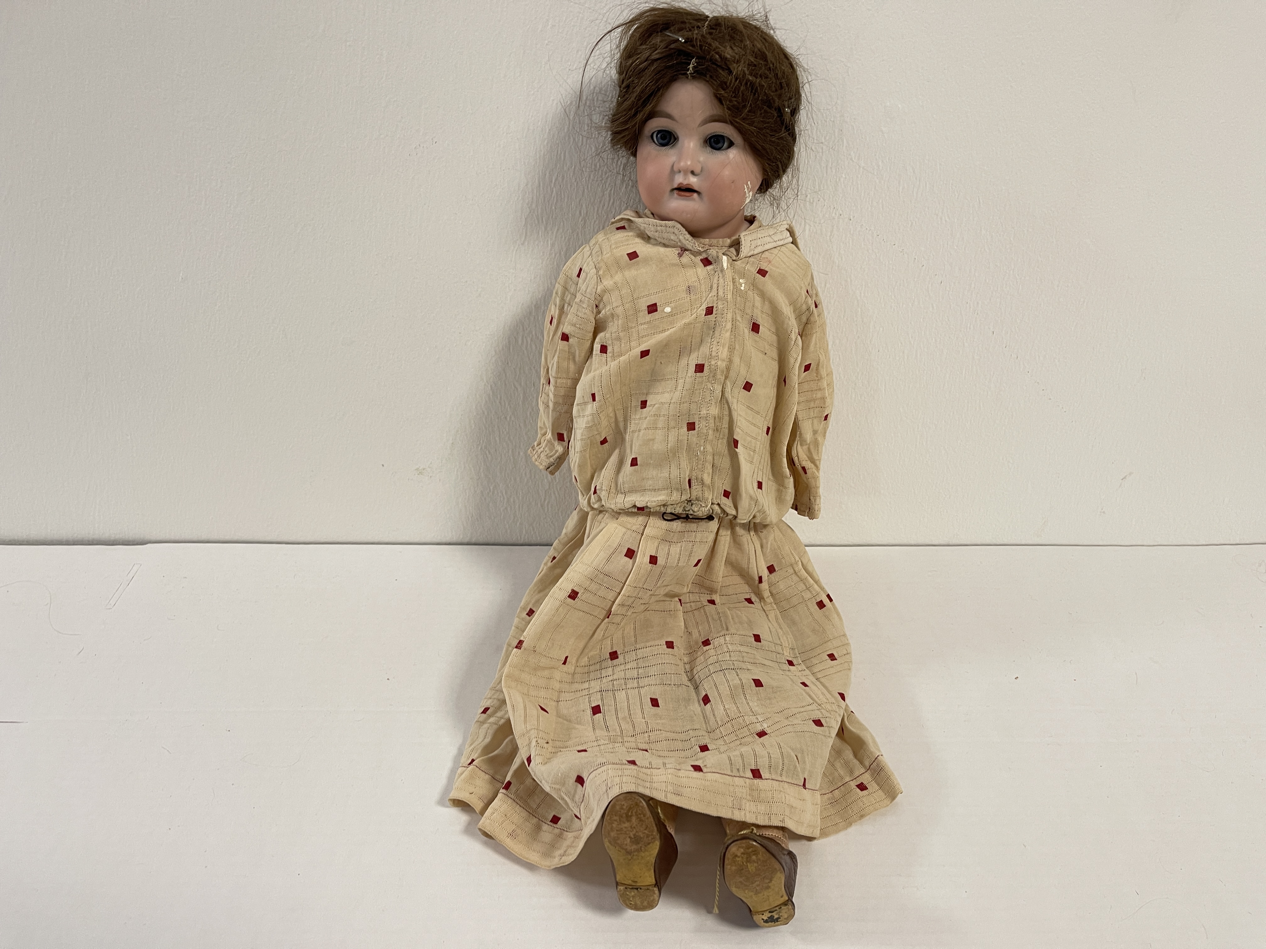 Alte Puppe Sammler Porzellankopf Puppe 57 cm. Arme Defekt  
