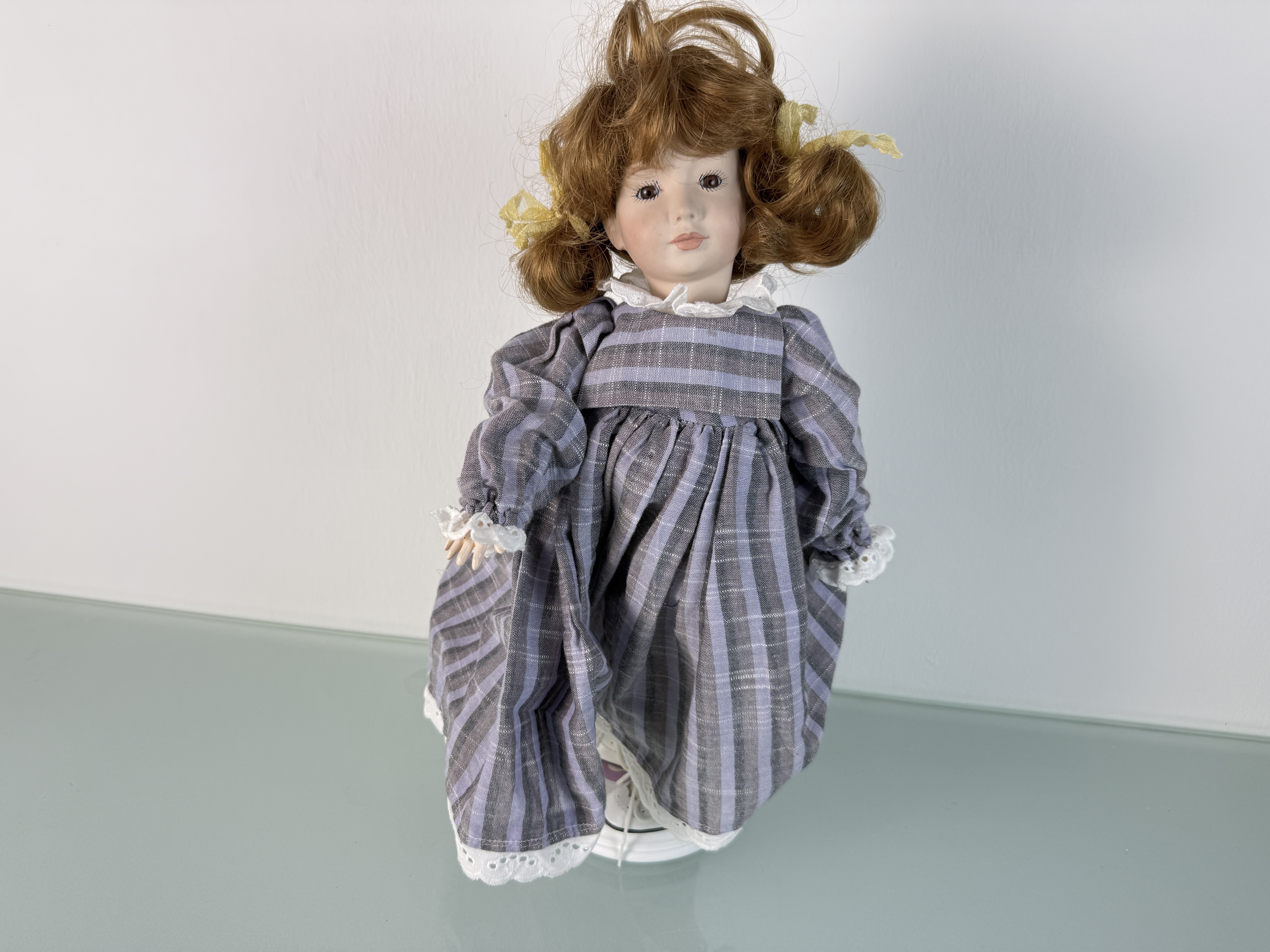 Künstlerpuppe Sammler Porzellankopf Puppe 35 cm. Zustand siehe Fotos   