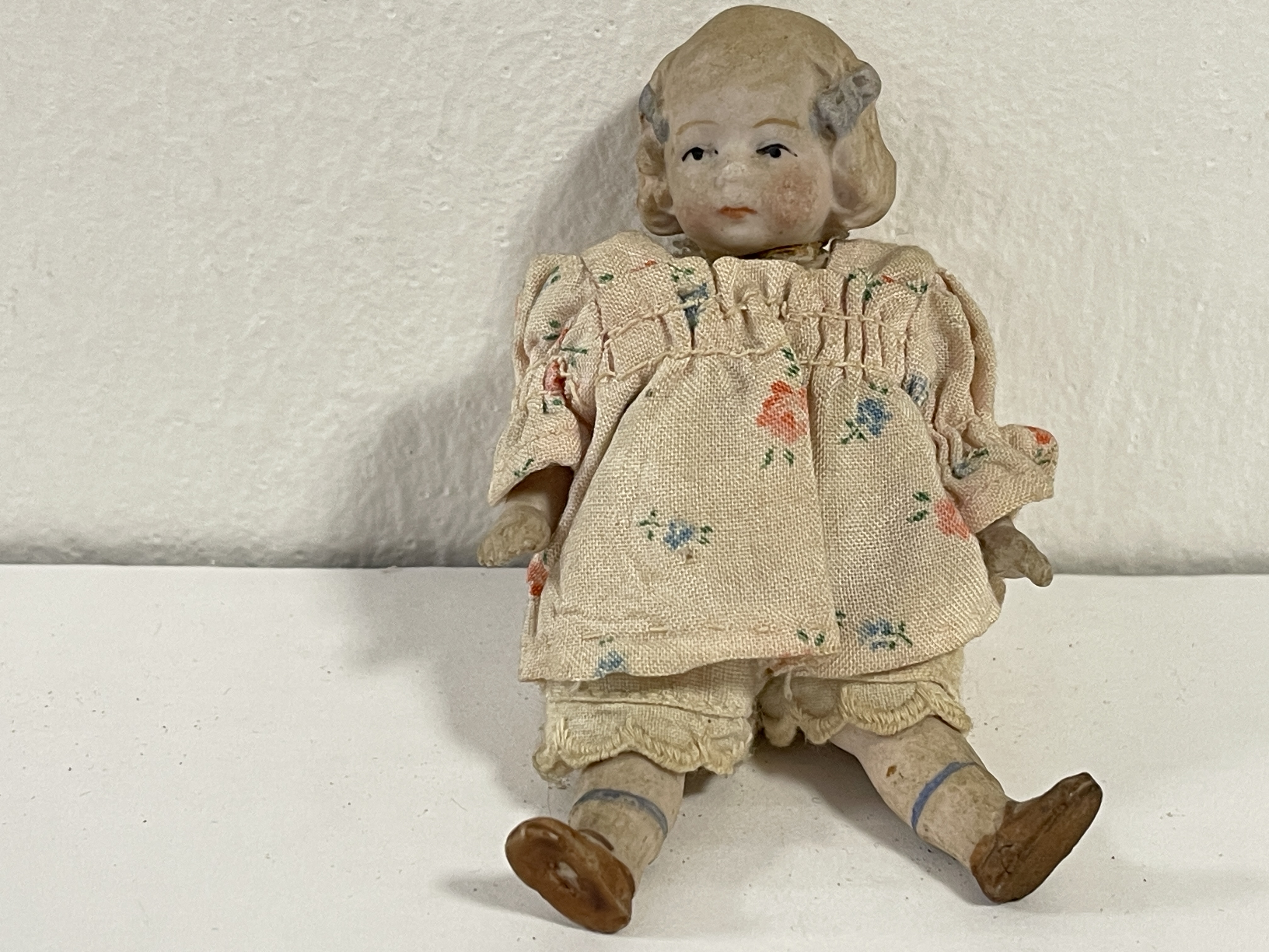 Künstlerpuppe Alte Puppe Porzellankopf 9,5 cm. Zustand siehe Fotos    