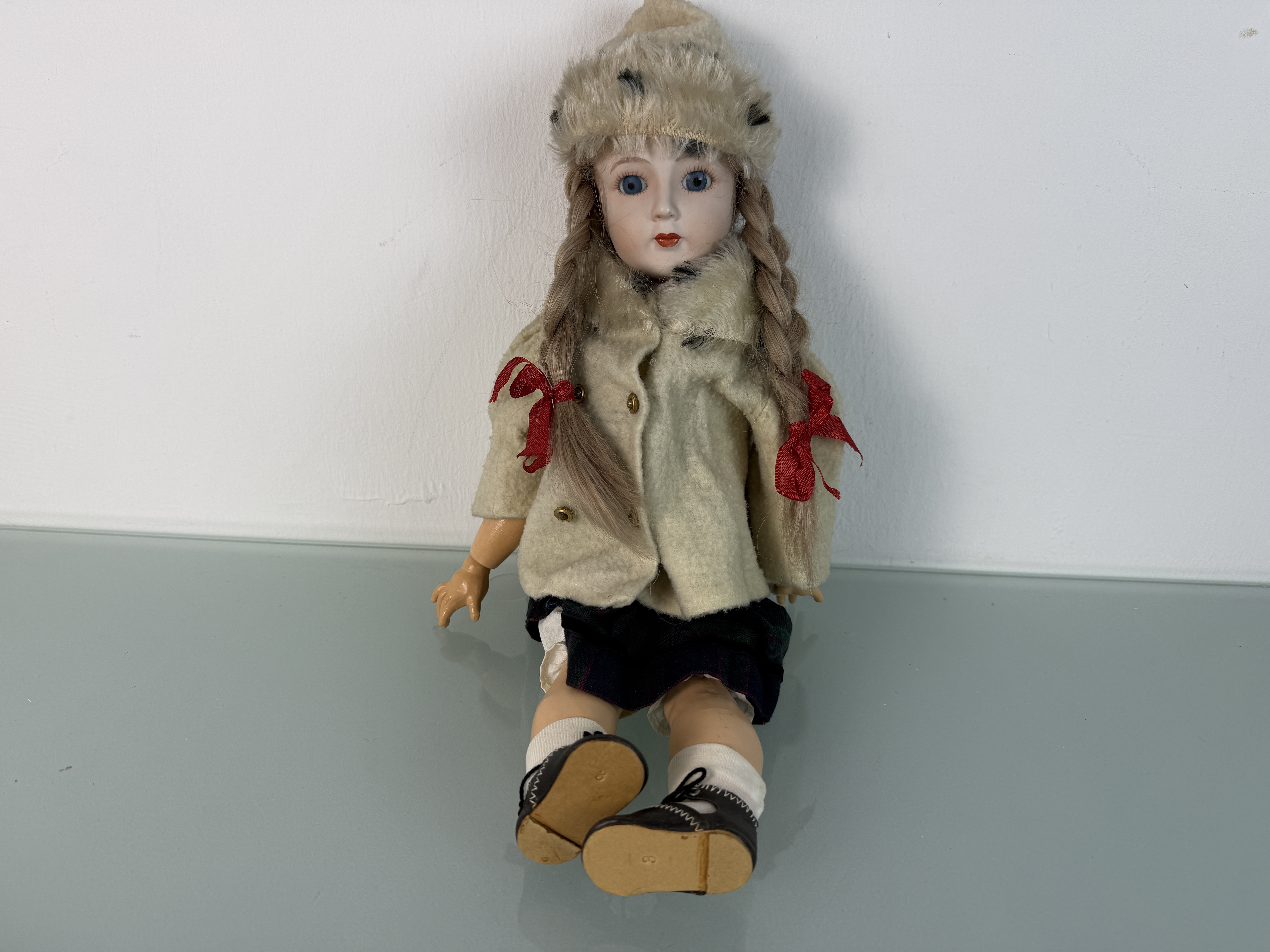 Künstlerpuppe Porzellankopf Puppe 45 cm. Zustand Siehe Foto 