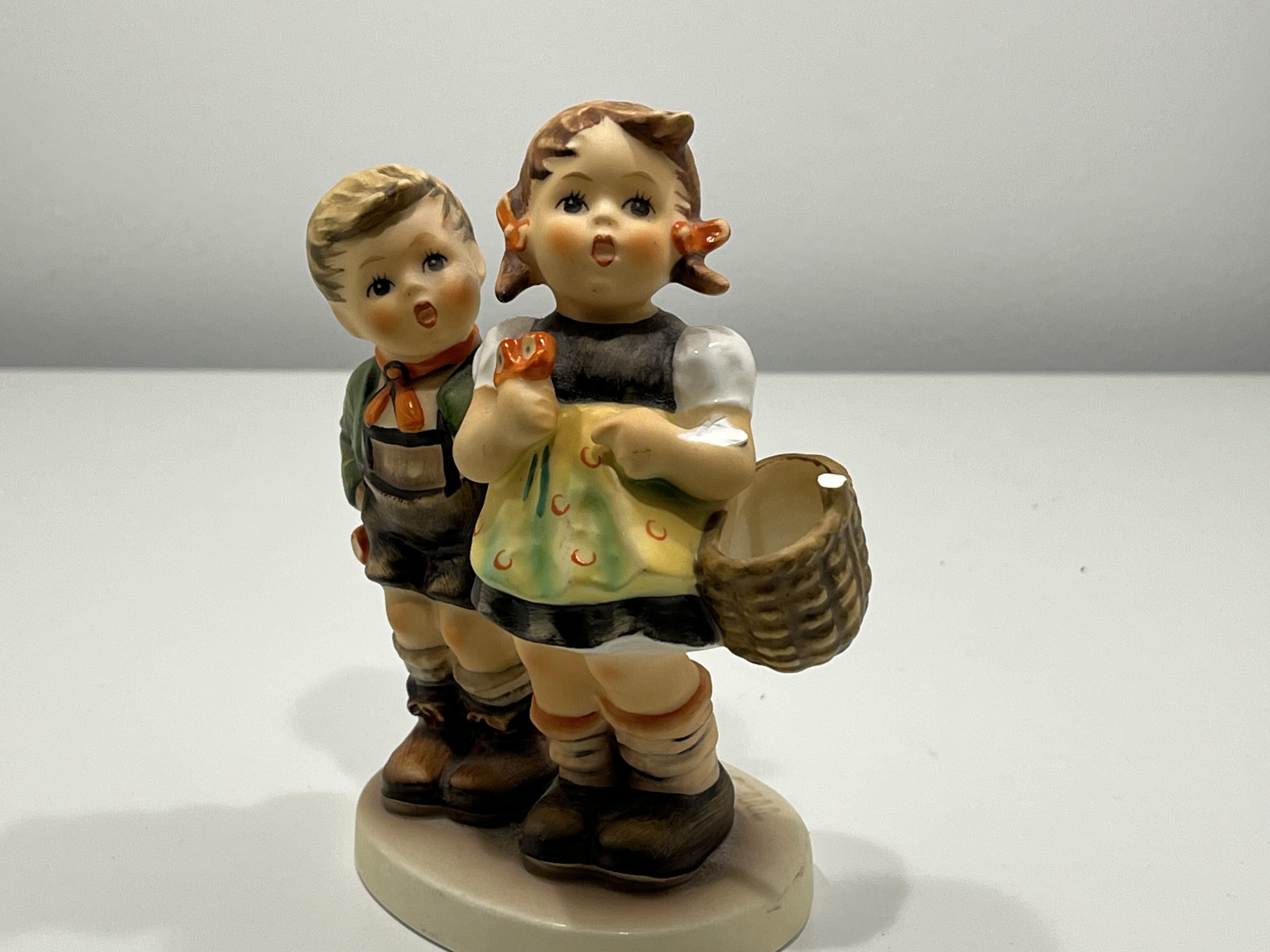 M.I. Hummel Figur 49 3/0 Brüderlein & Schwesterlein 11 cm.  Zustand siehe Fotos.  