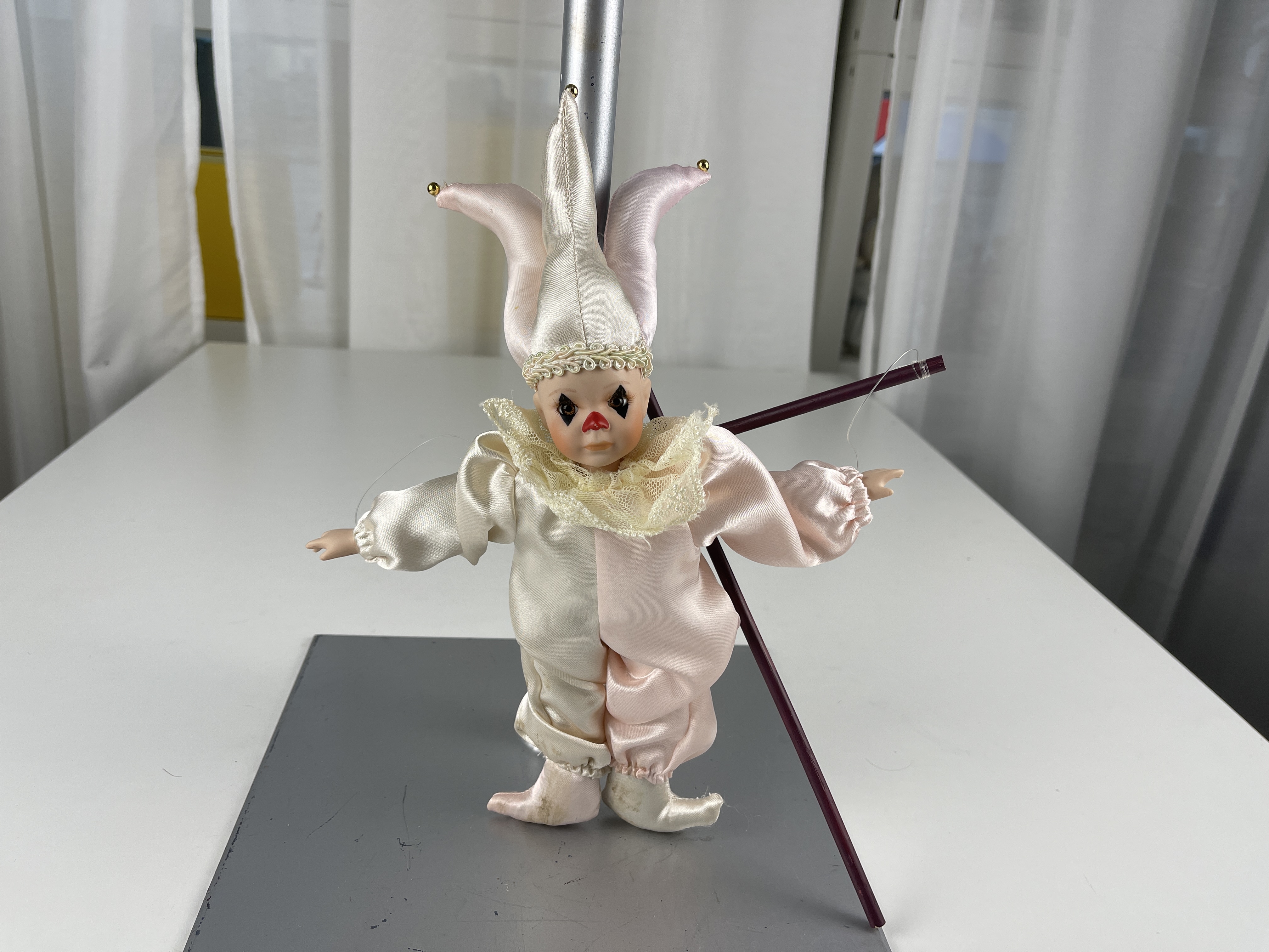 Künstlerpuppe Porzellan Puppe / Marionette 29 cm (mit Mütze gemessen). Zustand siehe Fotos  