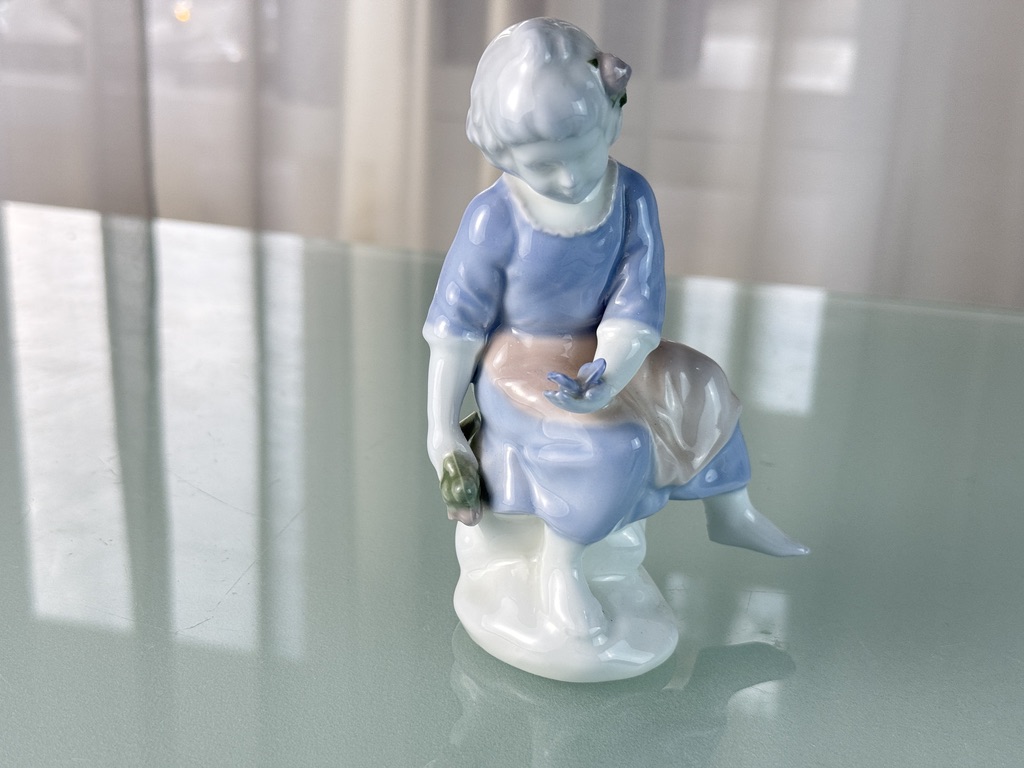 Porzellan Sammler Figur Mädchen mit Schmetterling 14 cm. Top Zustand     