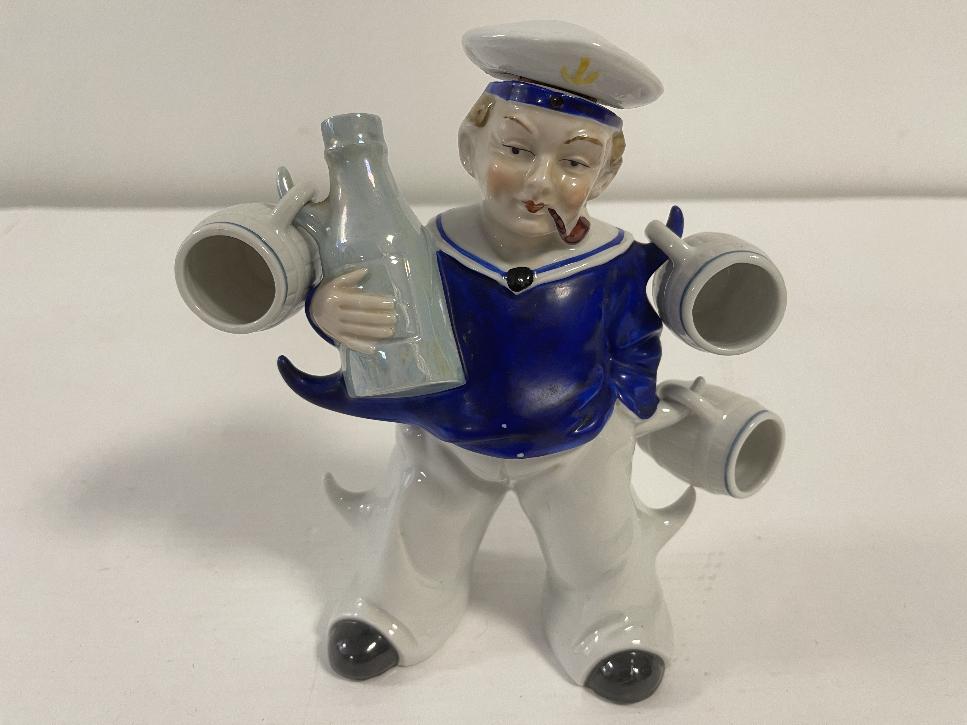 Sammler Porzellan Figur  Matrose mit Schnapsgläsern 20 cm - Zustand siehe Fotos  