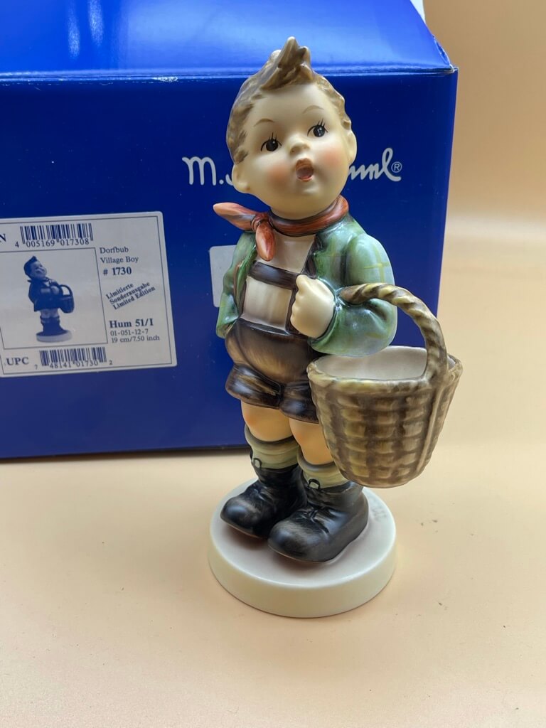 Hummel Figur 51/I Dorfbub 19 cm. Mit Ovp & Zertifikat.