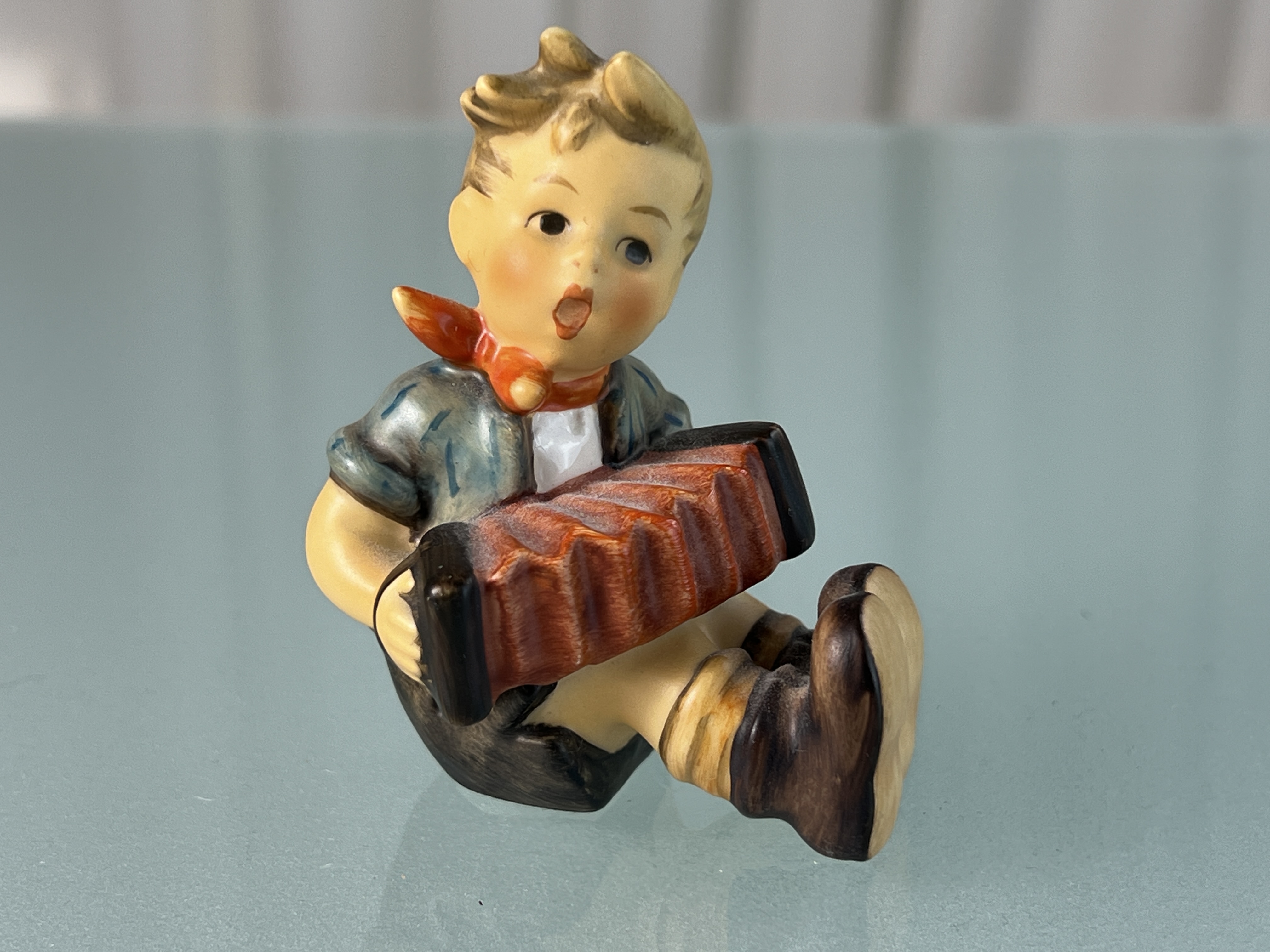 Hummel Figur 390 Junge Akkordeonspieler 7,5 cm. 1 Wahl. Top Zustand