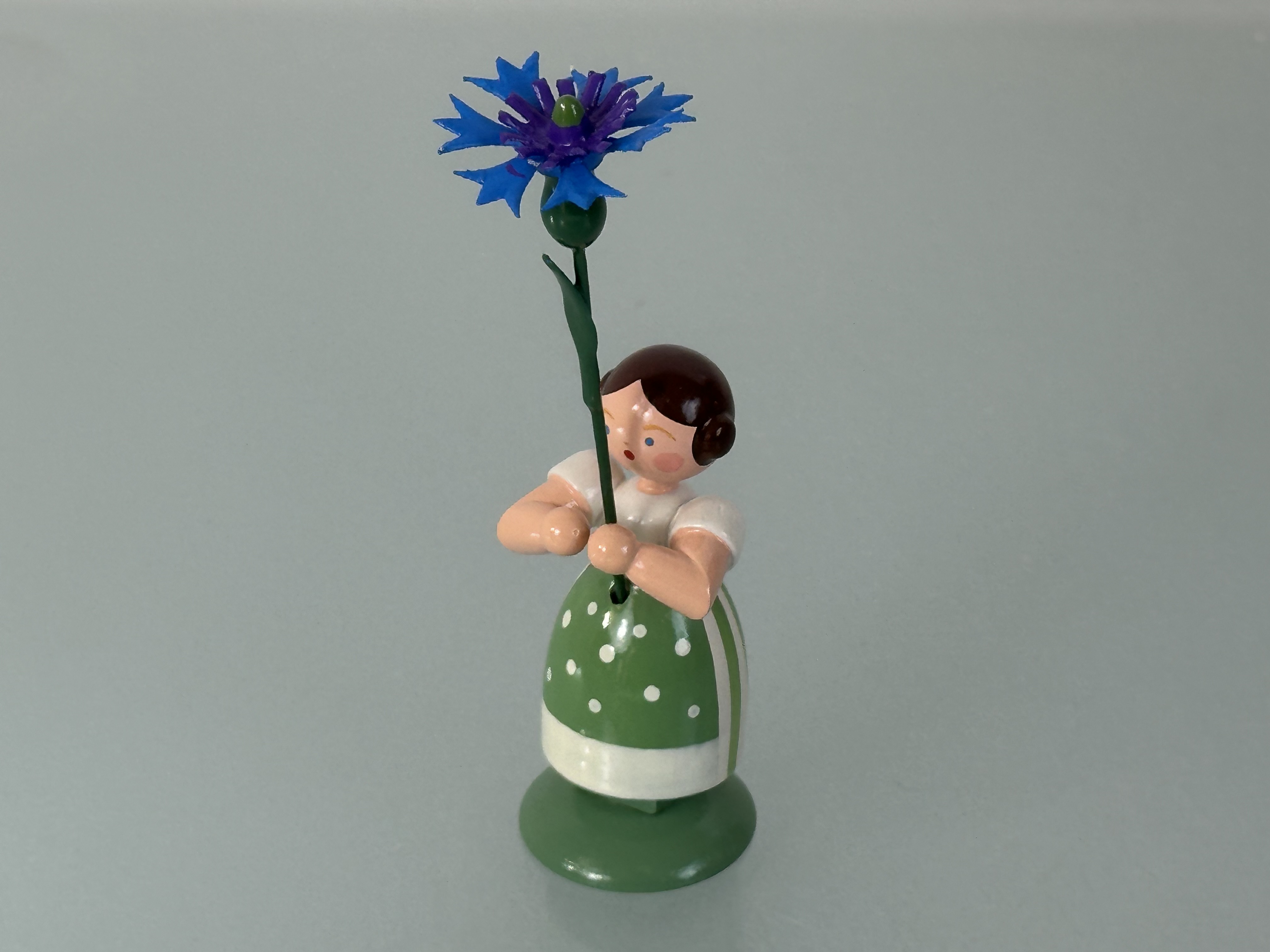 Erzgebirge Straco Figur Blumenmädchen mit lila Aster 10,4 cm. Top Zustand