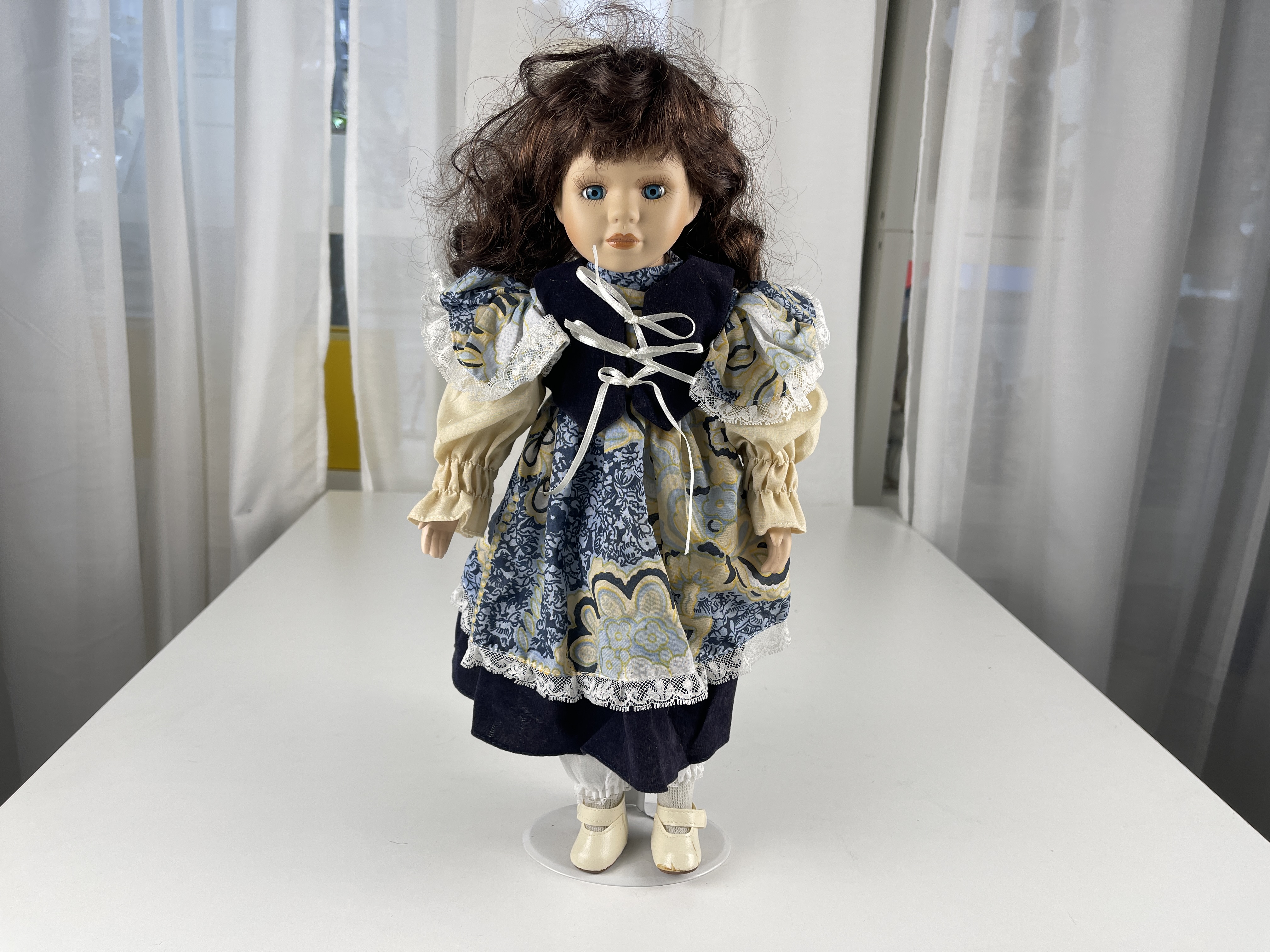 Künstlerpuppe Porzellan Puppe 42 cm. Zustand siehe Fotos 