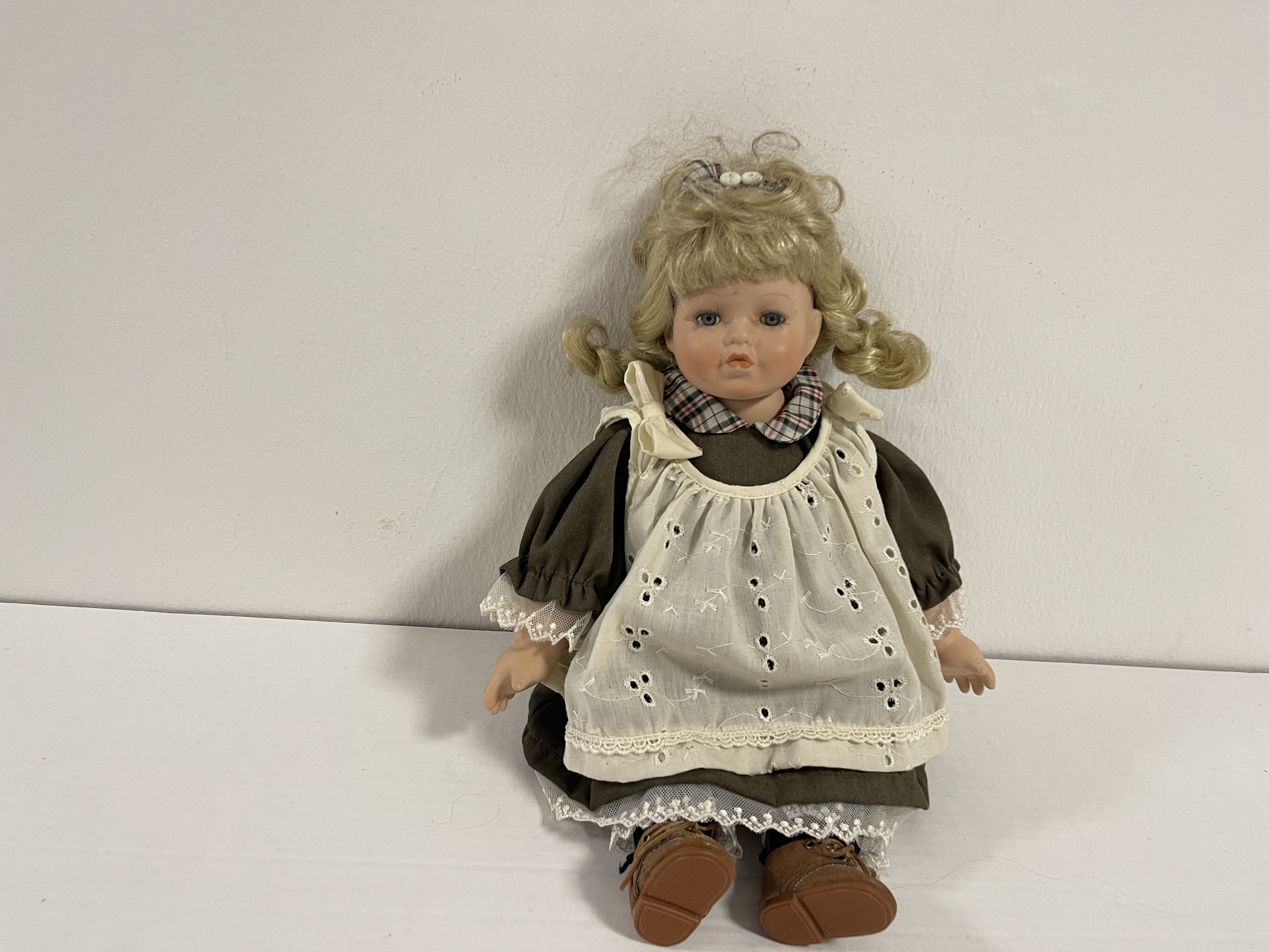  Künstlerpuppe Puppe Porzellan 38 cm. Zustand siehe Fotos  