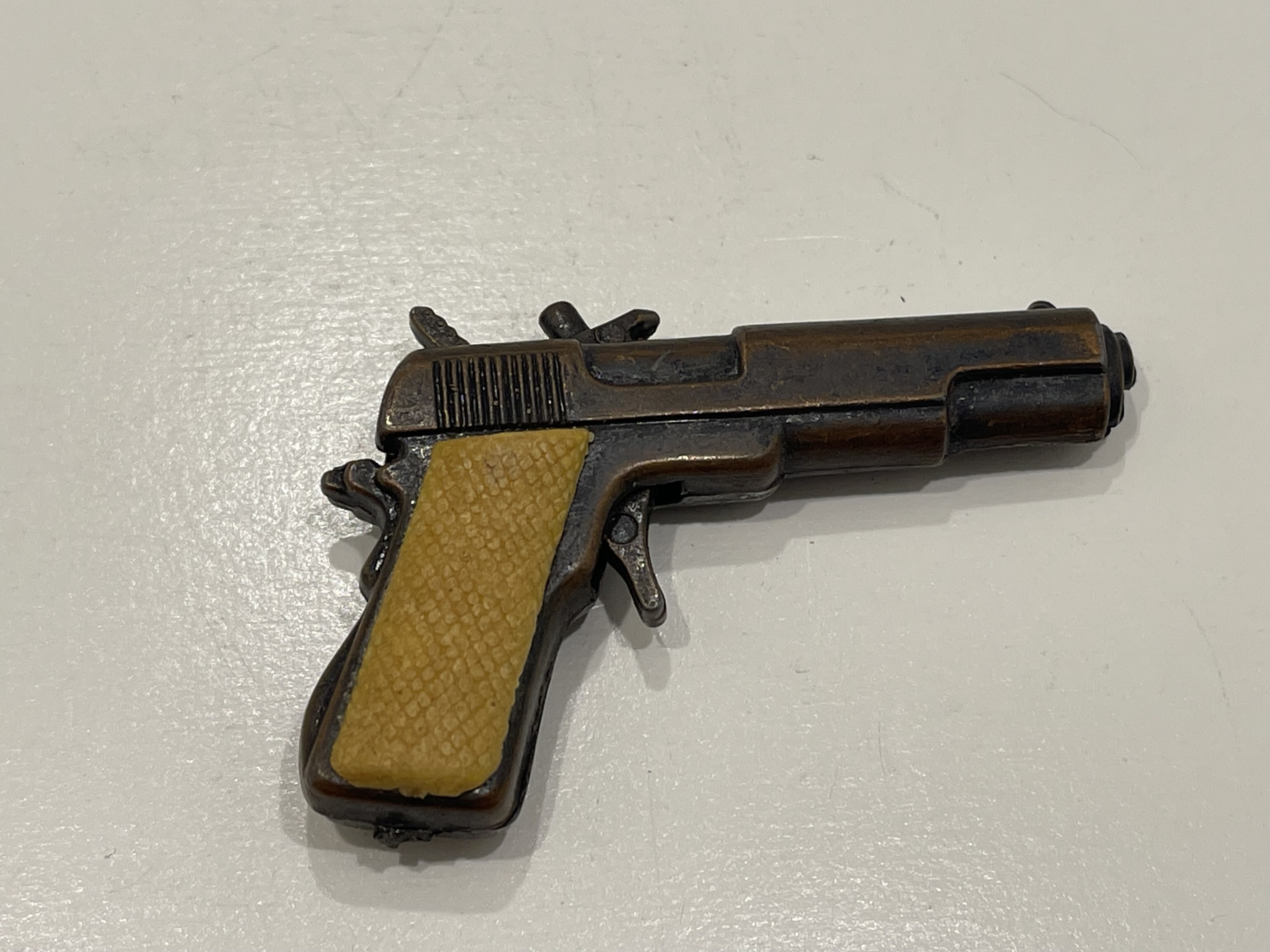 Figur Retro Vintage Pistole 3,5 x 5 cm. top Zustand 