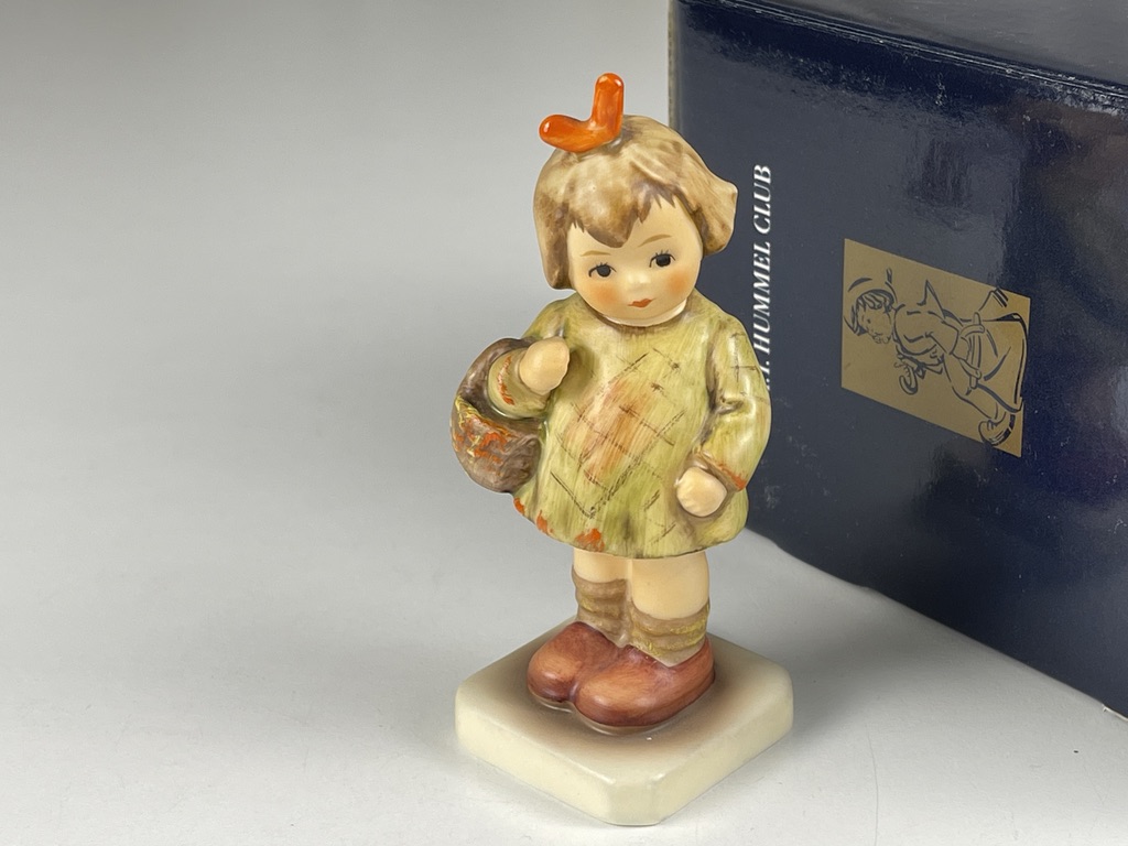  M.I. Hummel Figur 479 Ich bring Dir was 10 cm. 1 Wahl. + OVP Top Zustand   