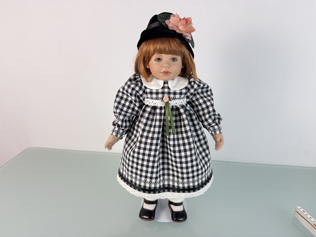 Künstlerpuppe Porzellan Puppe 43 cm Top Zustand Siehe Fotos.   