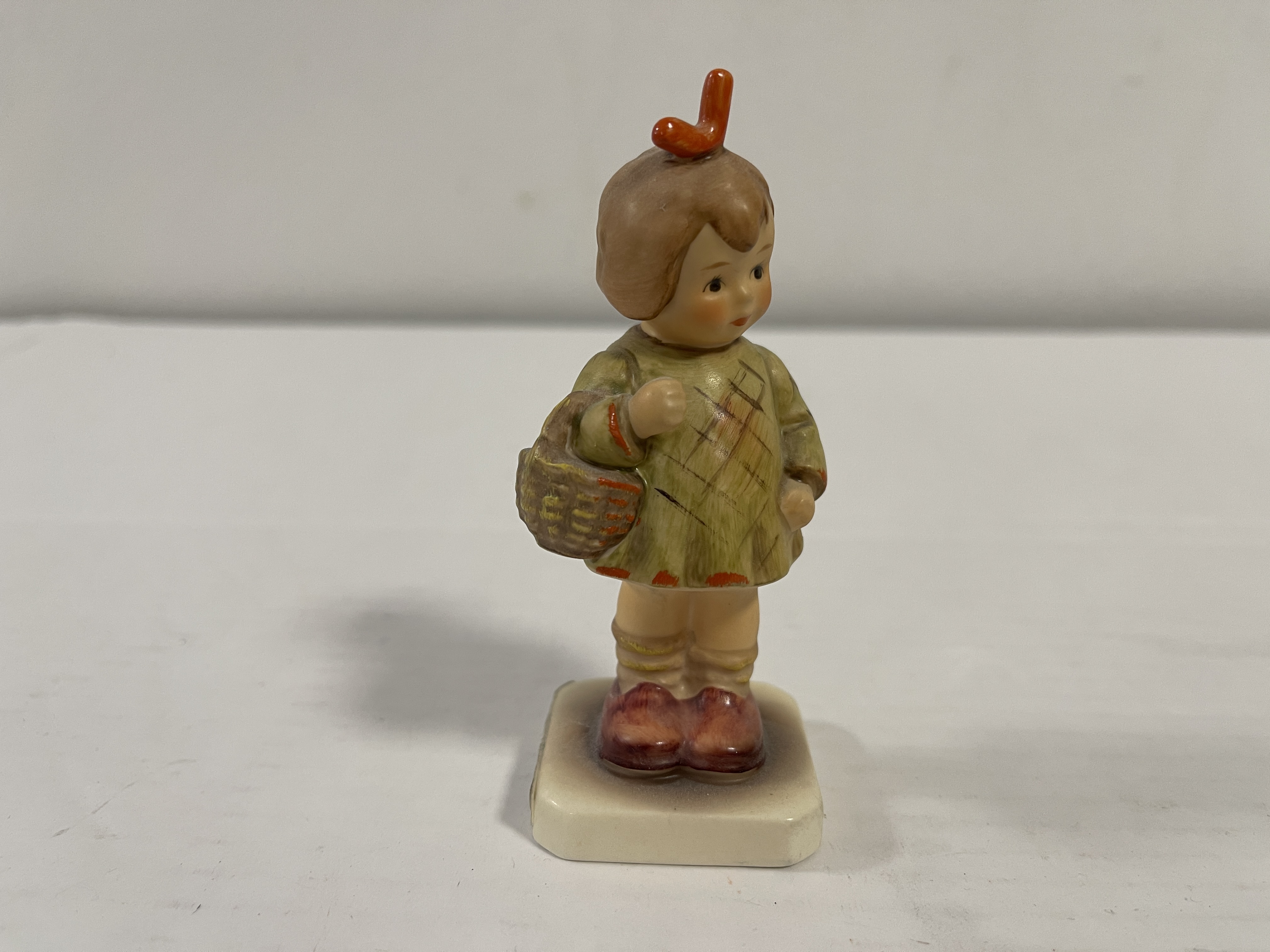 M.I. Hummel Figur 479 Ich bring Dir was 10 cm. 1 Wahl. Top Zustand 