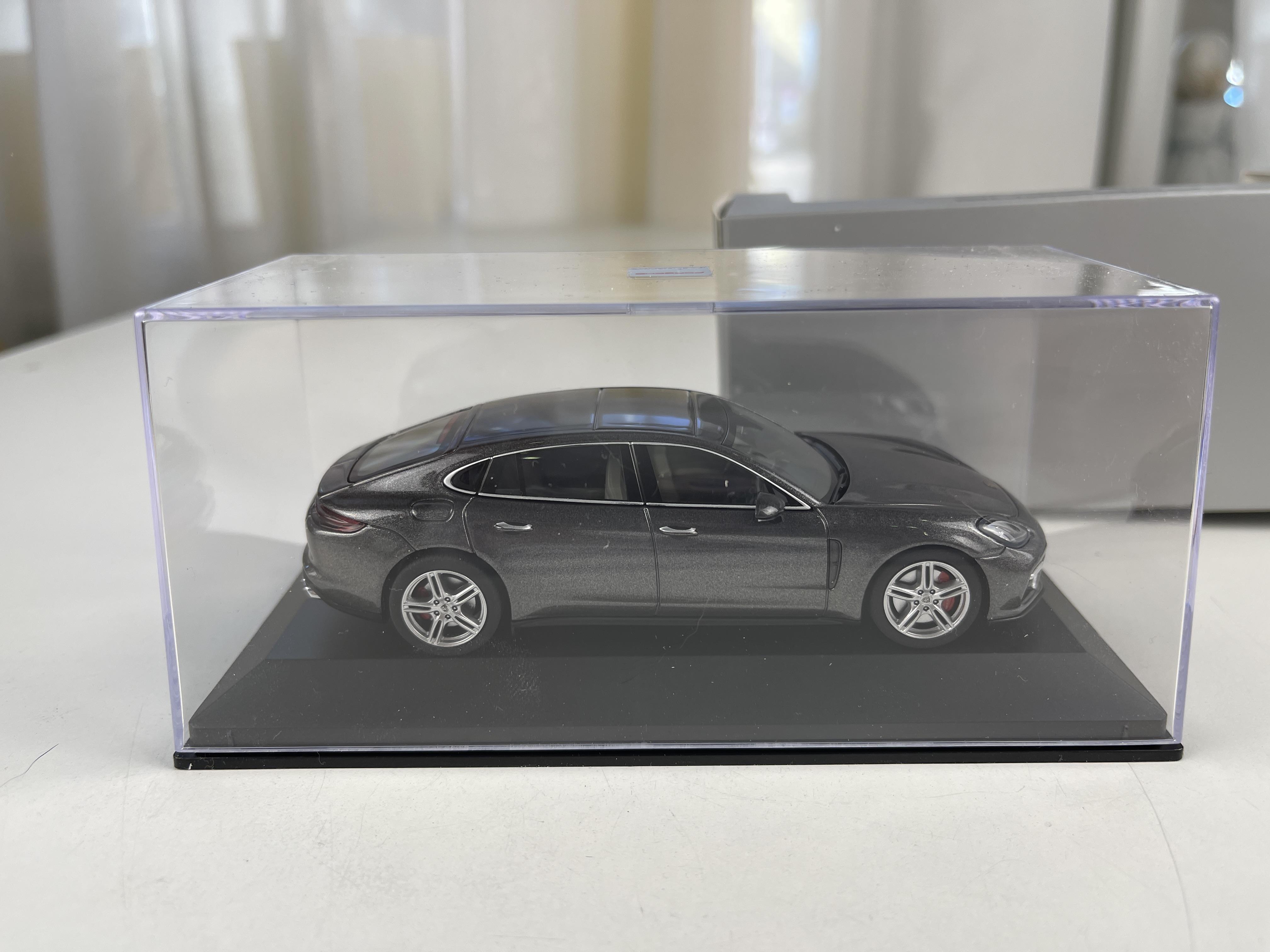 Modellauto Porsche Panamera Turbo - 1:43 - Top Zustand