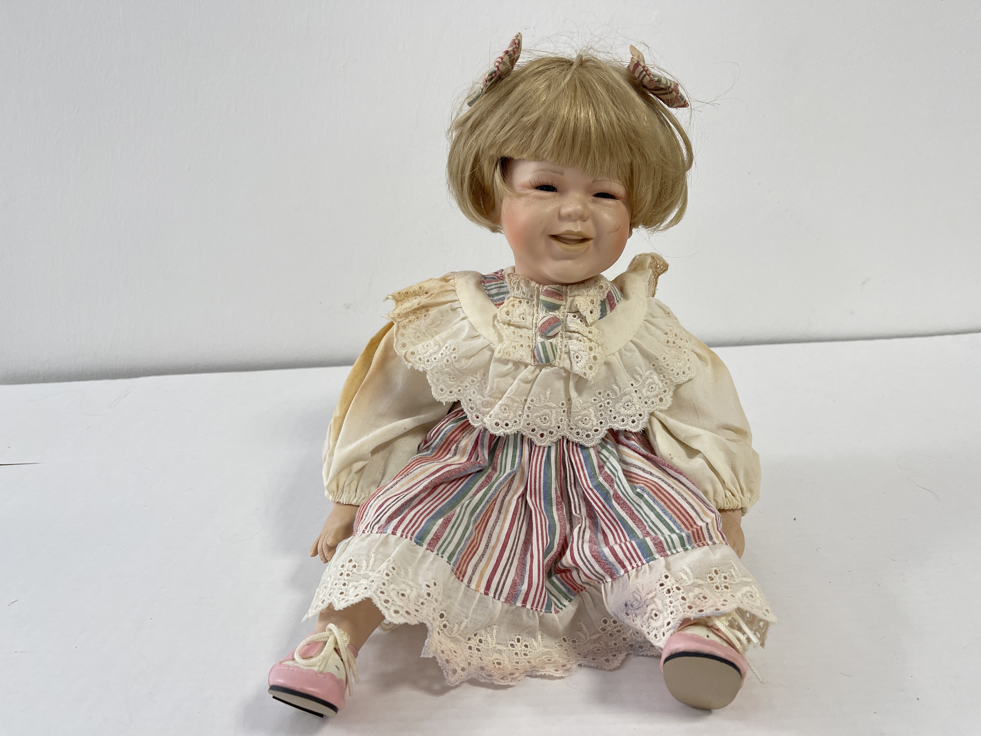Puppe Künstler  Porzellan Puppe 40 cm. -  Zustand siehe Fotos 