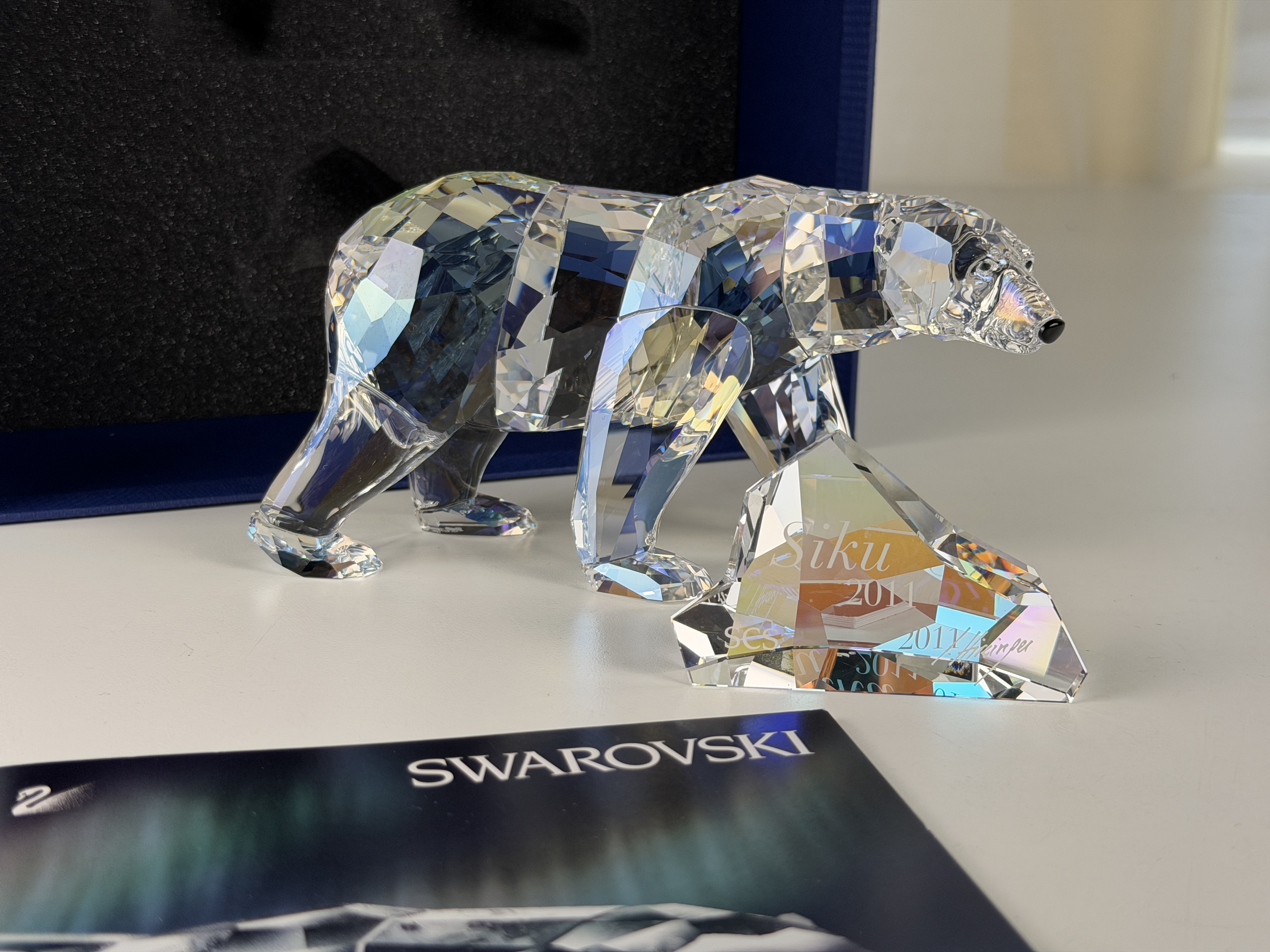  Swarovski Figur 1053154 Siku Eisbär 16 cm mit Kiste Top Zustand 