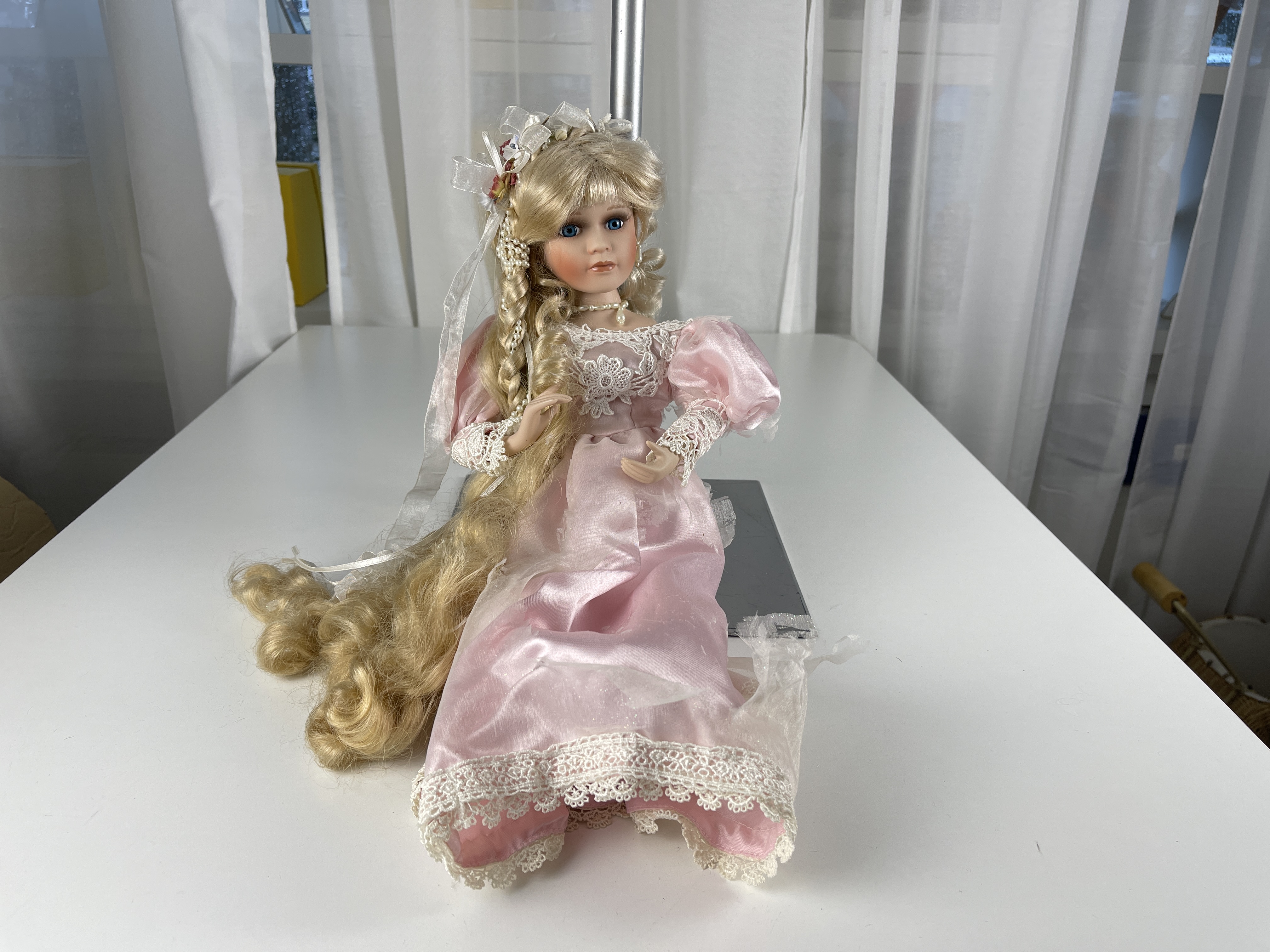 Künstlerpuppe Porzellan Sammler Puppe 48 cm. Zustand siehe Fotos 