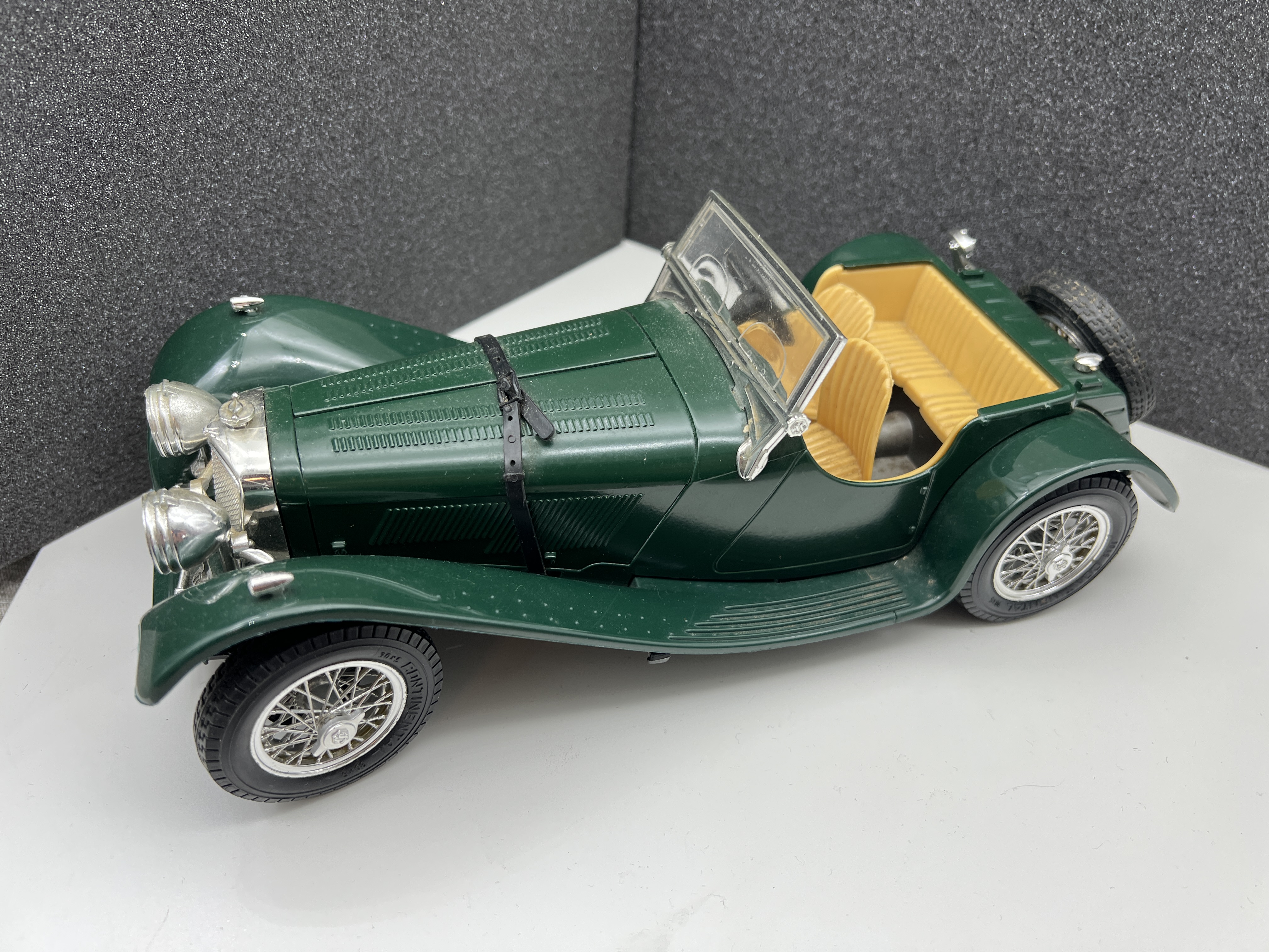 Burago Auto Jaguar 1 : 18. Top Zustand    