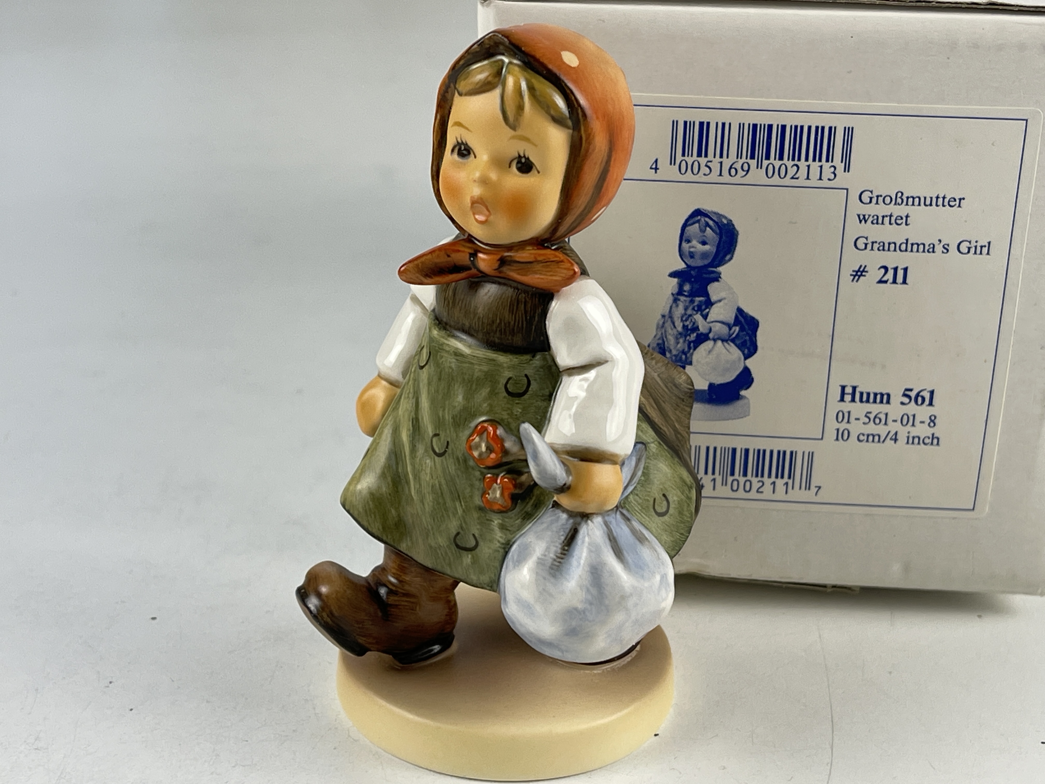Hummel Figur 561 Großmutter wartet 10,5 cm. 1 Wahl - Top Zustand.  OVP