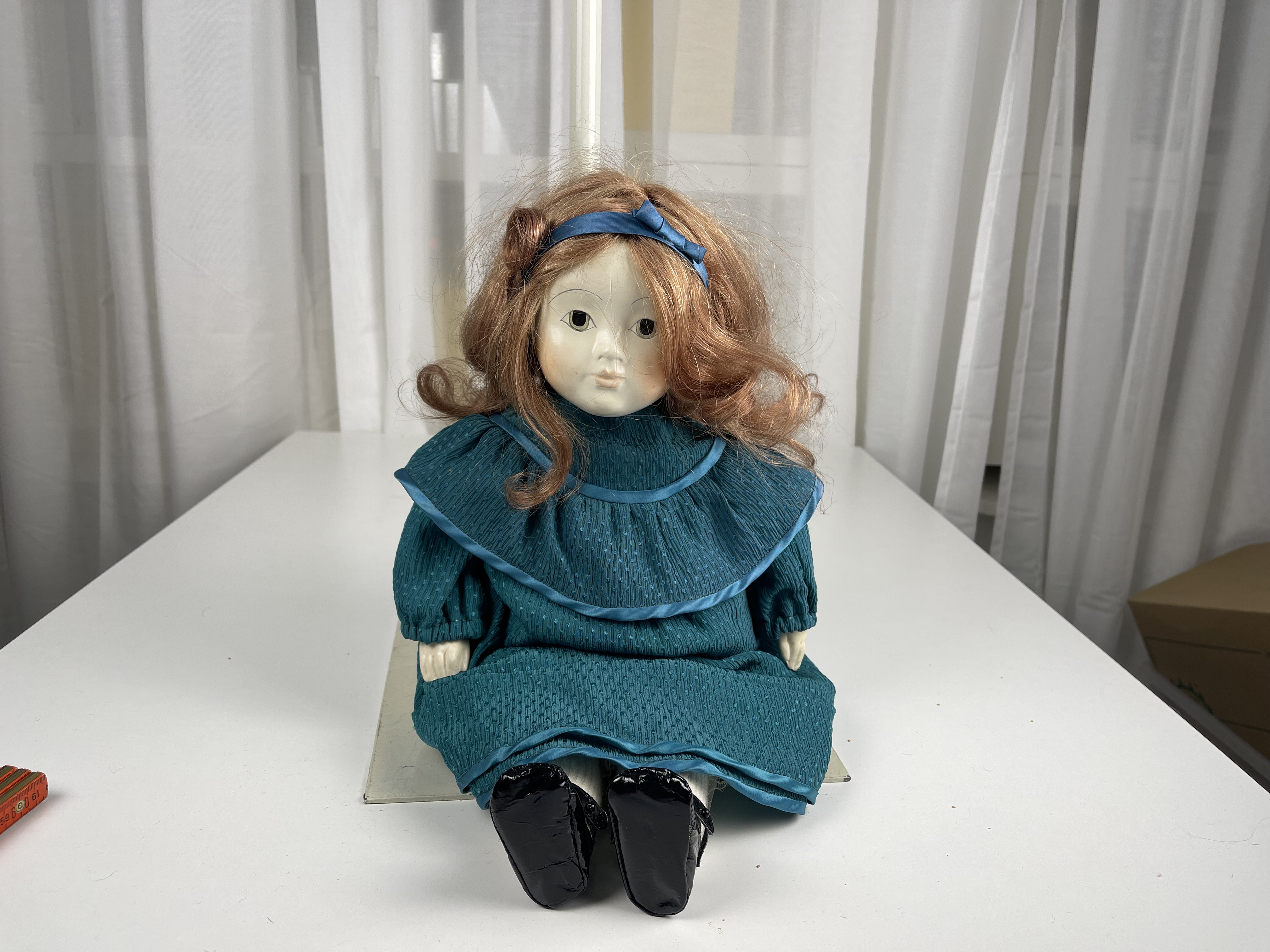 Alte Puppe Porzellankopfpuppe 48 cm. Zustand Siehe Fotos.    