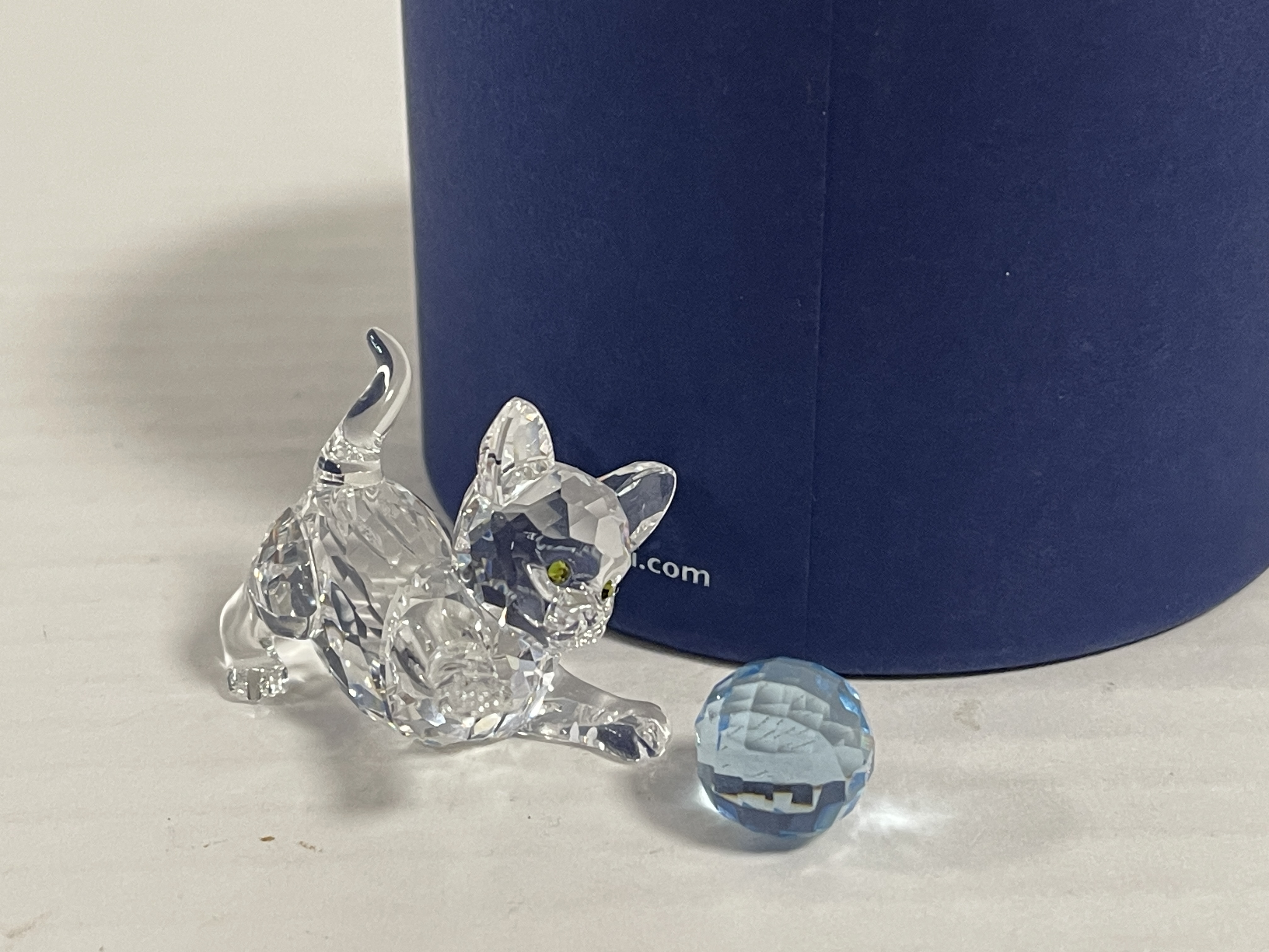  Swarovski Figur 631857 Katze mit blauen Ball 5 cm. Ovp & Zertifikat. 