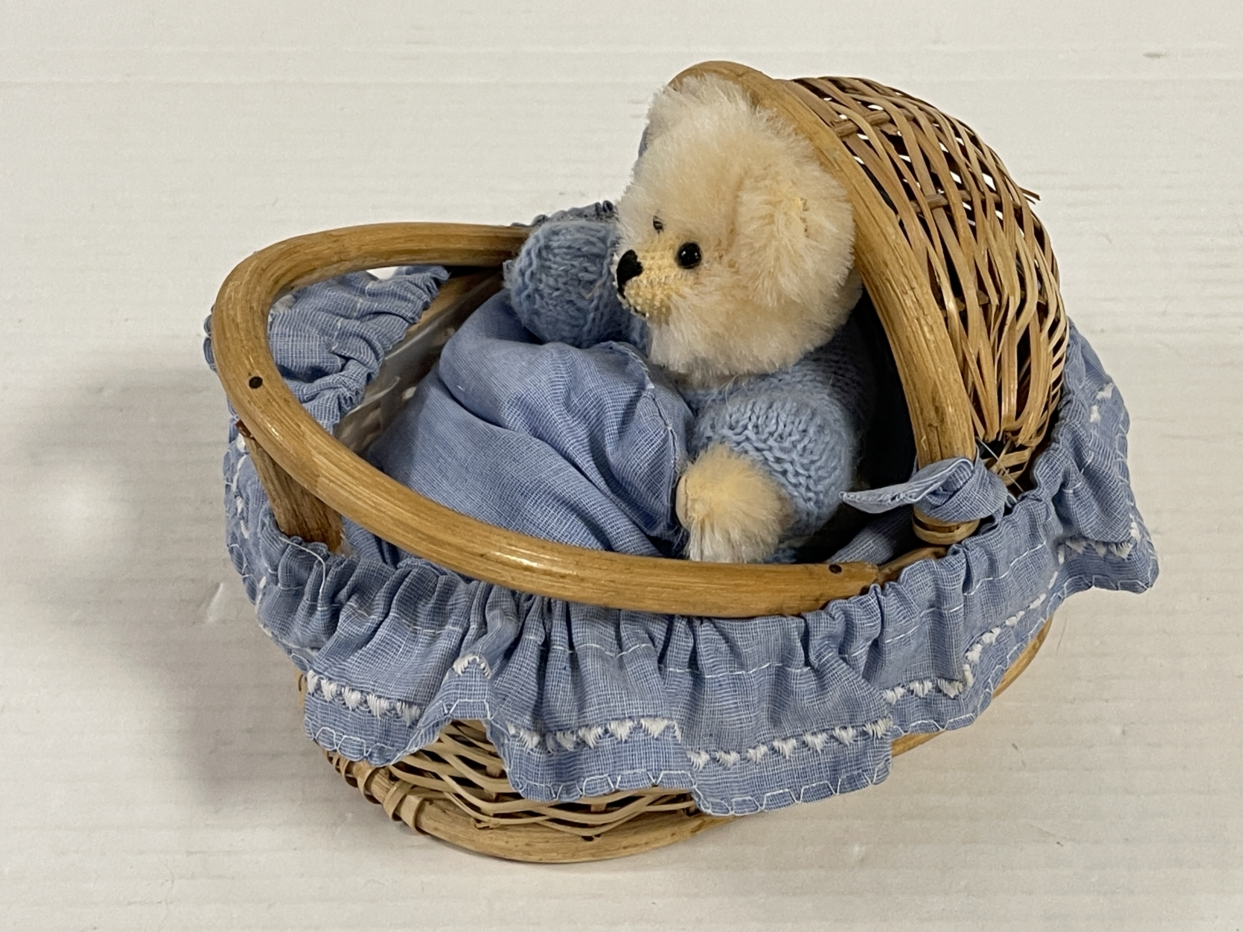 Künstlerbär Martin Bär Teddy Bär 13 cm + Korb 12 x 17 cm. Top Zustand.