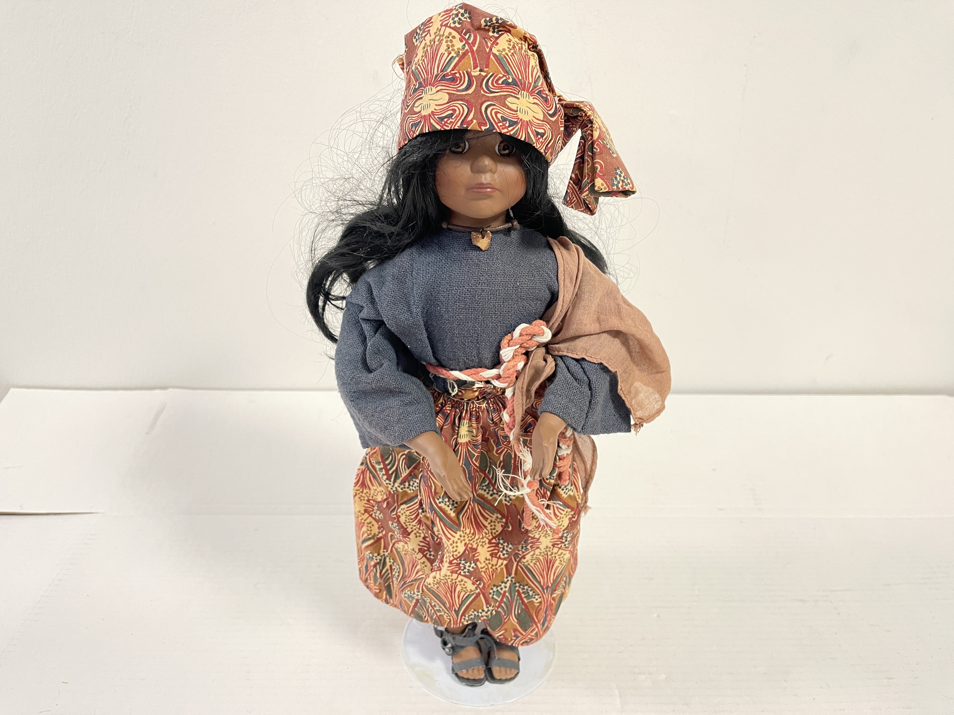 Künstlerpuppe Porzellan Sammler Puppe 41 cm. Raucherhaushalt Zustand siehe Fotos 
