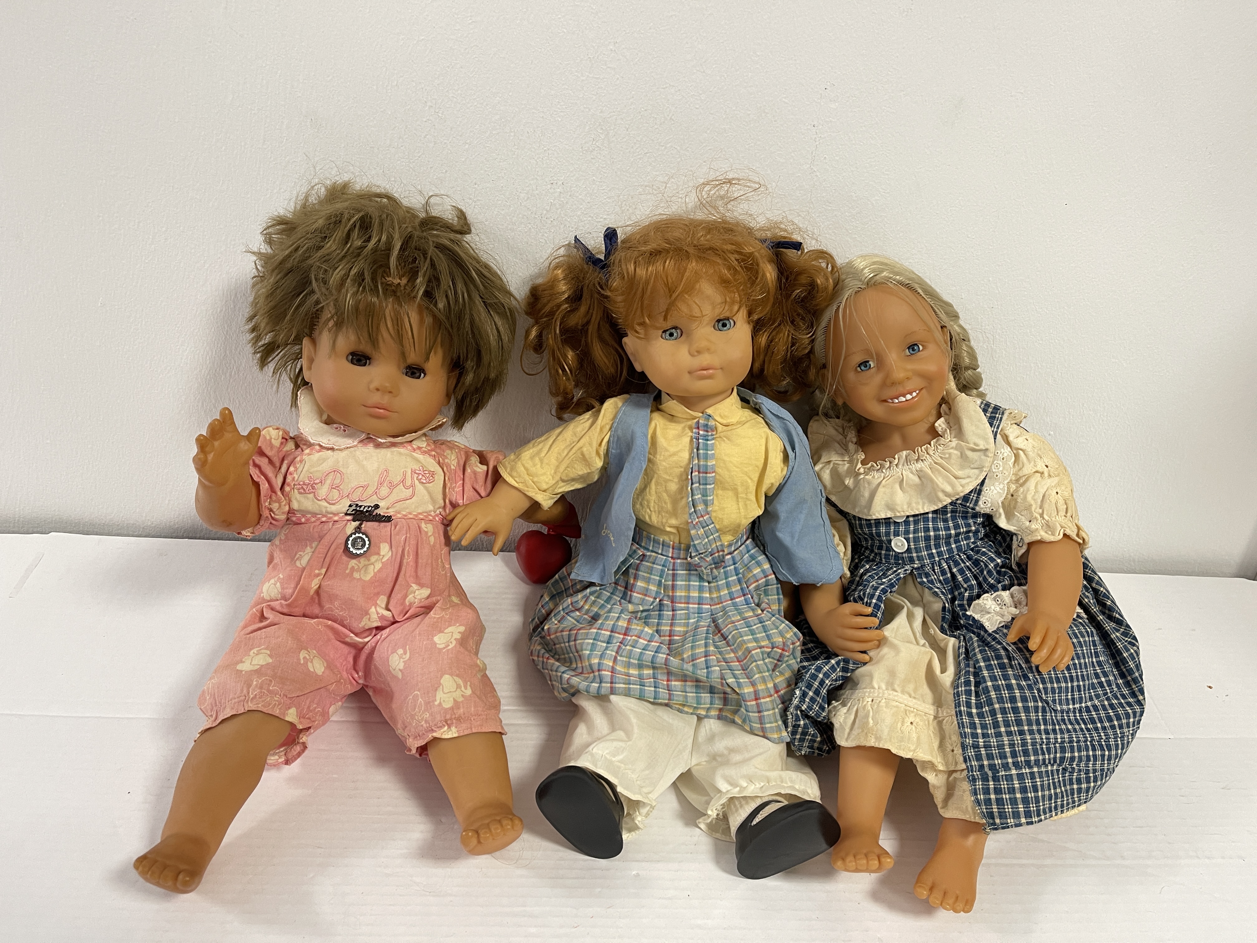 Künstlerpuppen 3 Stück  Vinyl Konvolut Puppen 47-50 cm . Raucherhaushalt Zustand siehe Fotos
