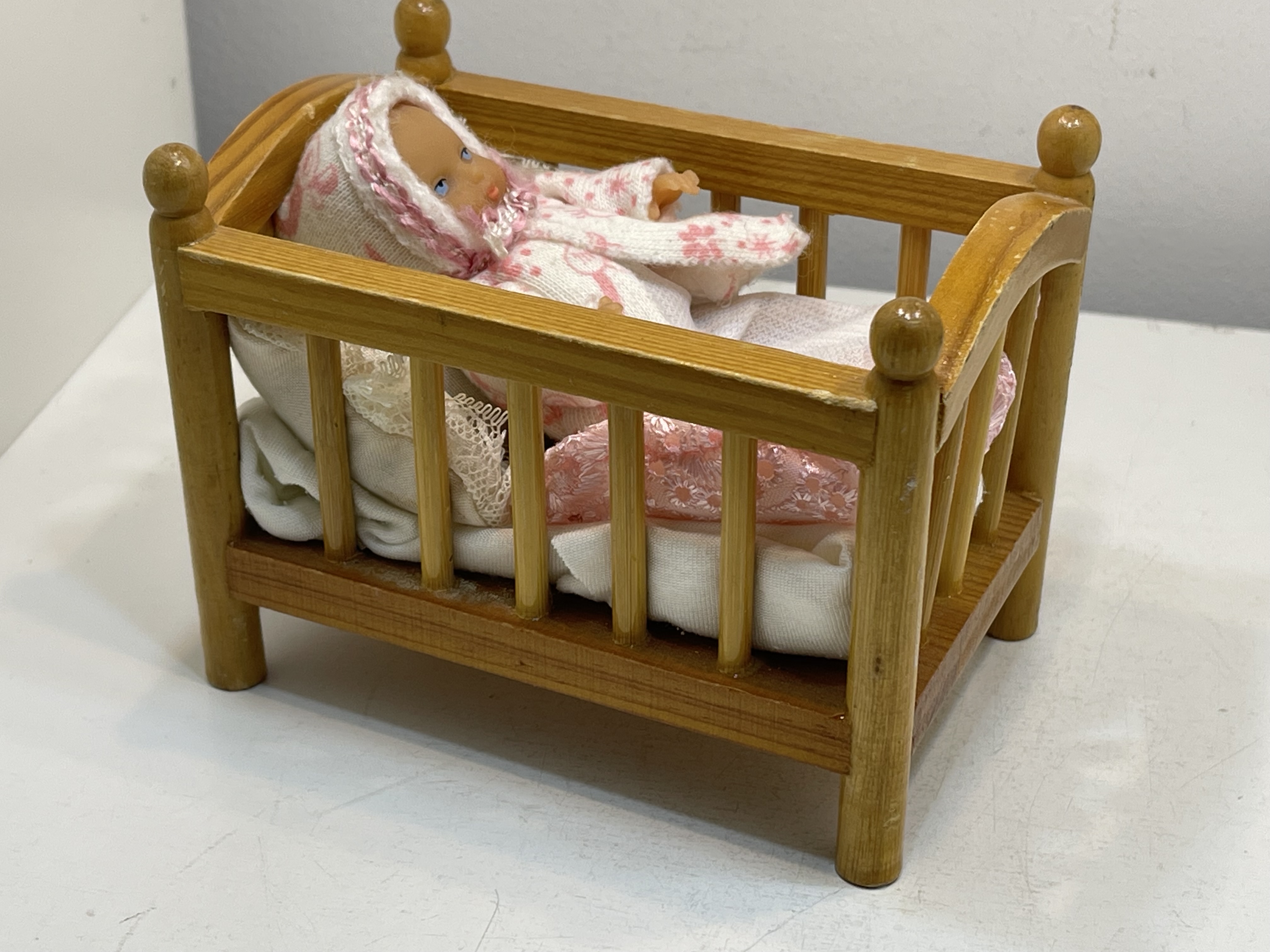 Sammler Puppe Vinyl Puppe 11 cm + Bett 12 x 10 cm. Zustand siehe Fotos    