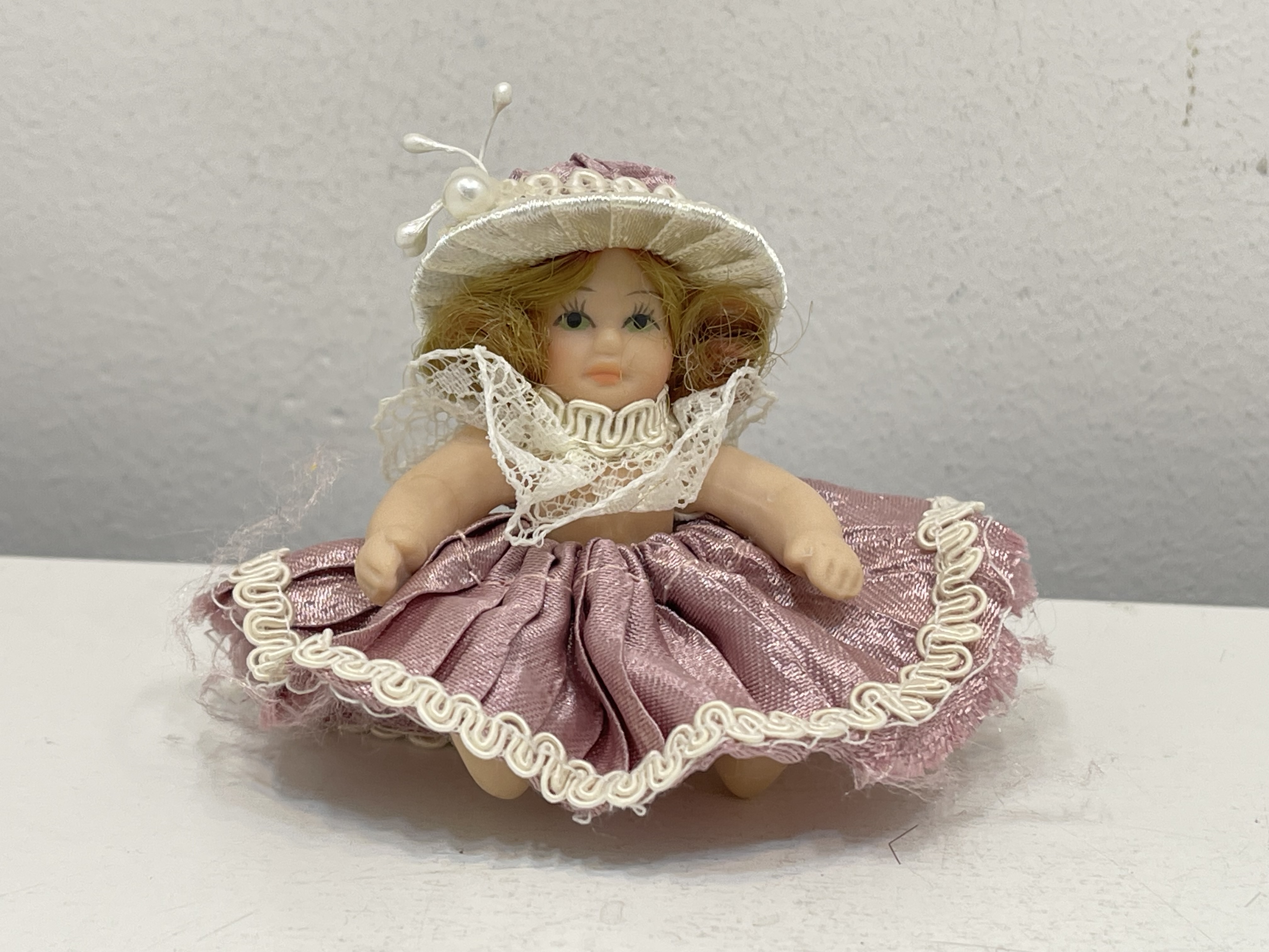 Sammler Porzellan Puppe 7 cm. Zustand siehe Fotos