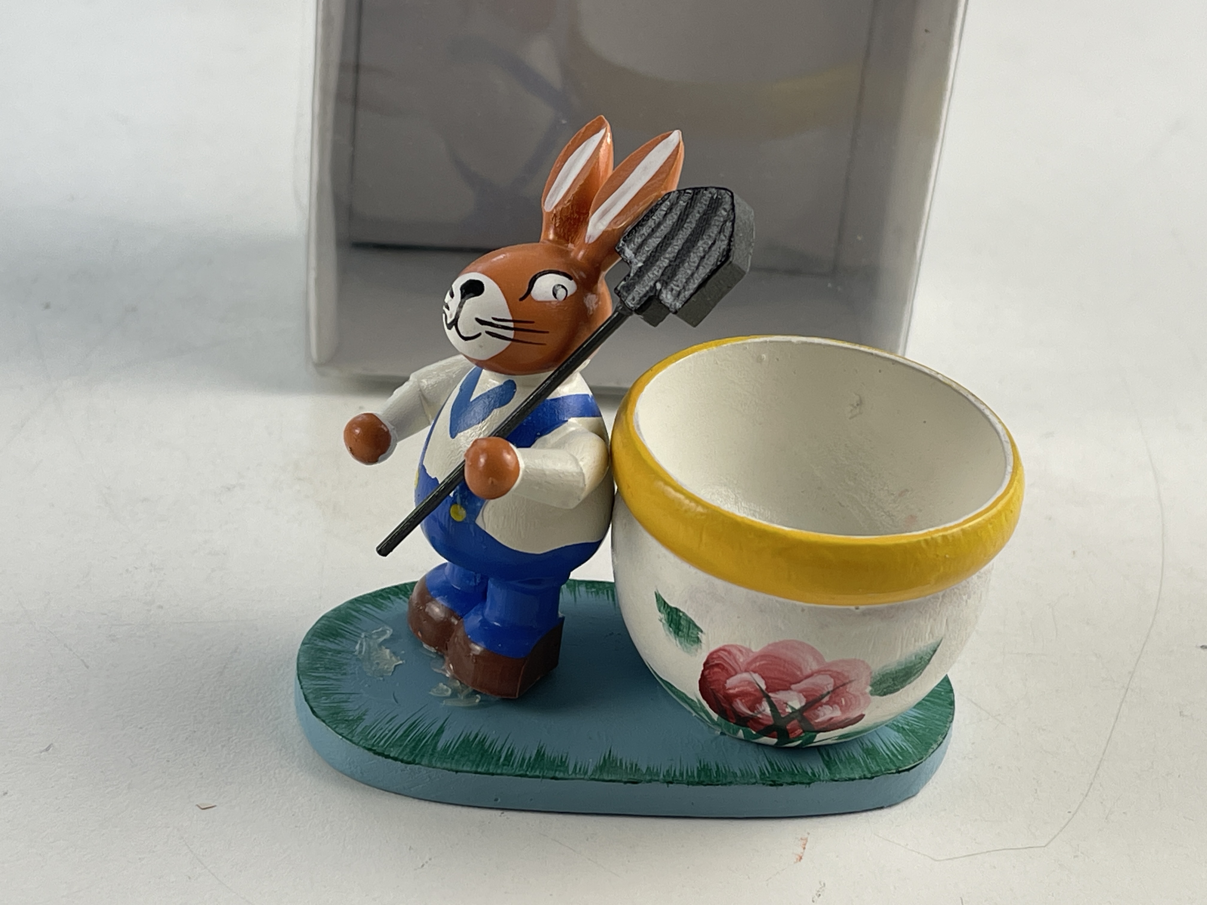 Erzgebirge Figur Hase Eierbecher 7 x 8 cm. Kleiner Defekt
