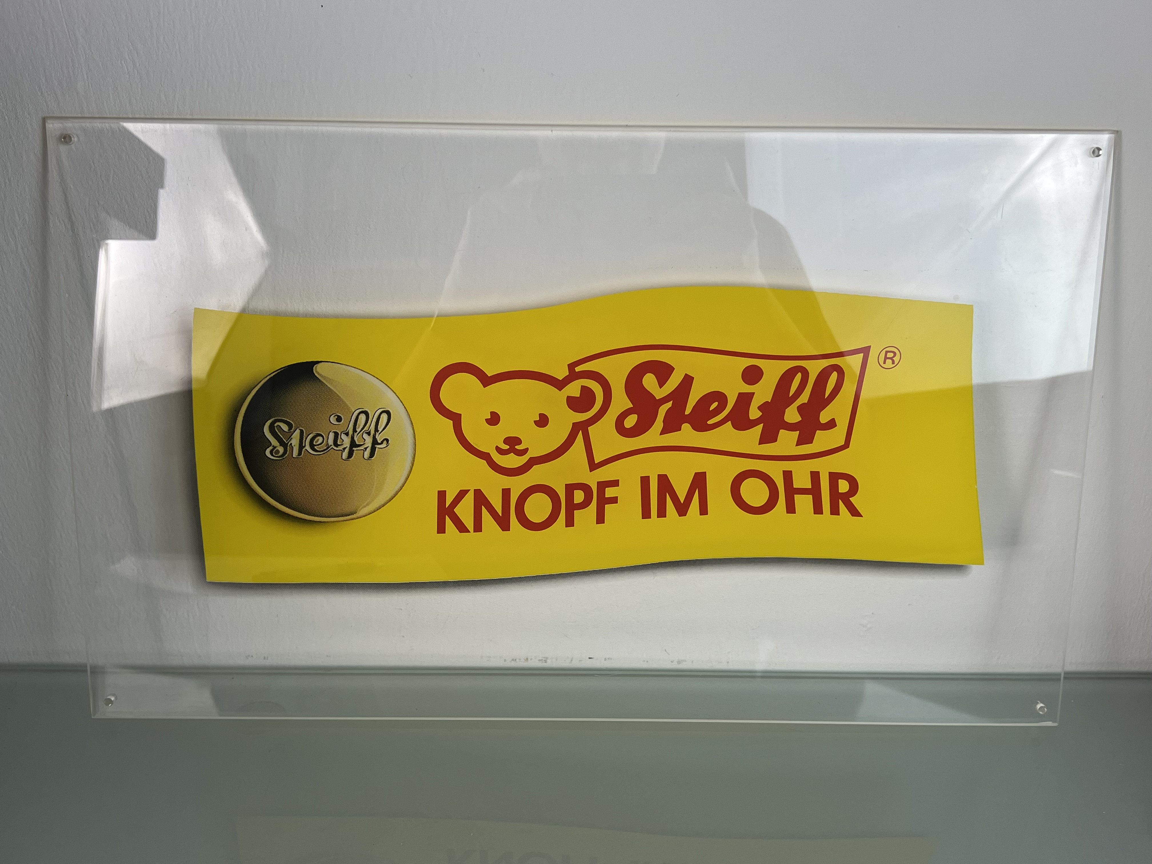 Steiff Plexiglas "Knopf im Ohr" 50 cm lang / 30 cm Hoch / 6 cm Tief. Top Zustand siehe Fotos