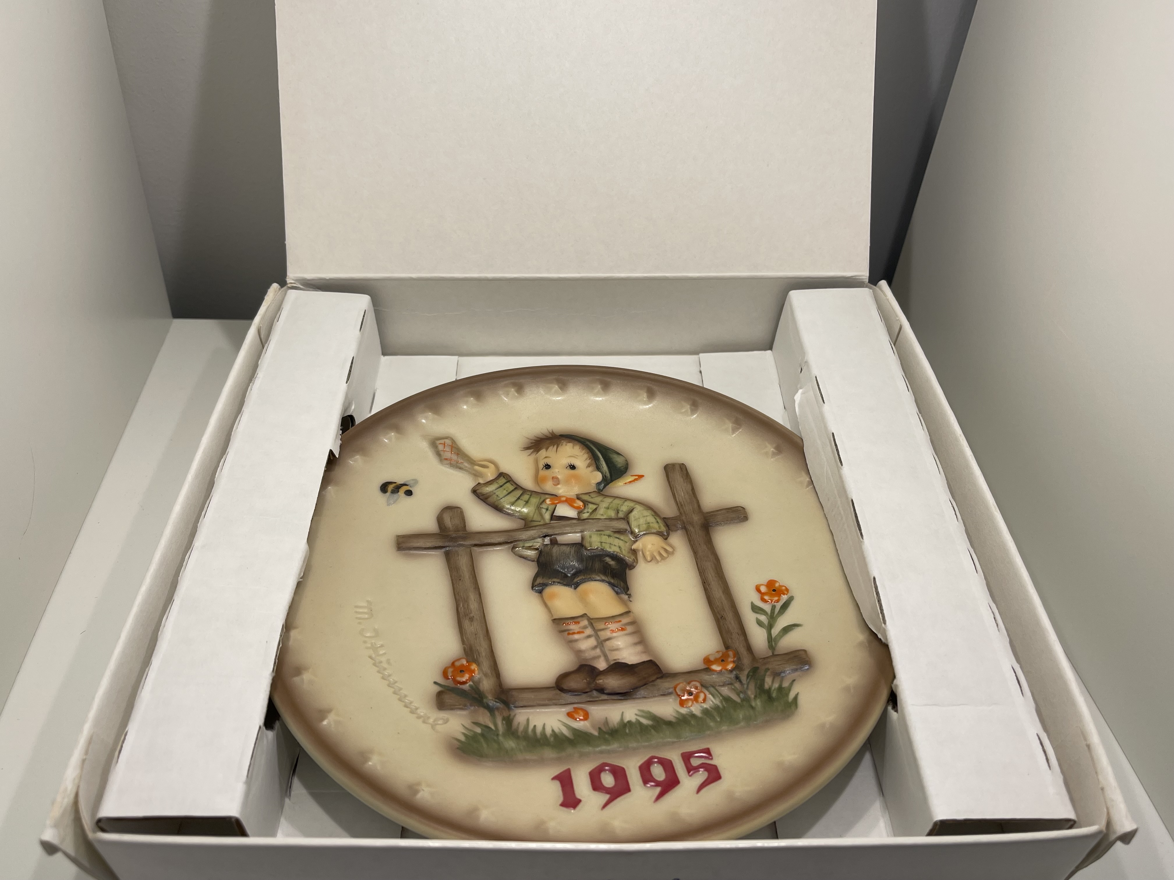 M.I. Hummel Teller Ø 19 cm Jahresteller 1995. 1 Wahl mit Ovp - Top Zustand.  