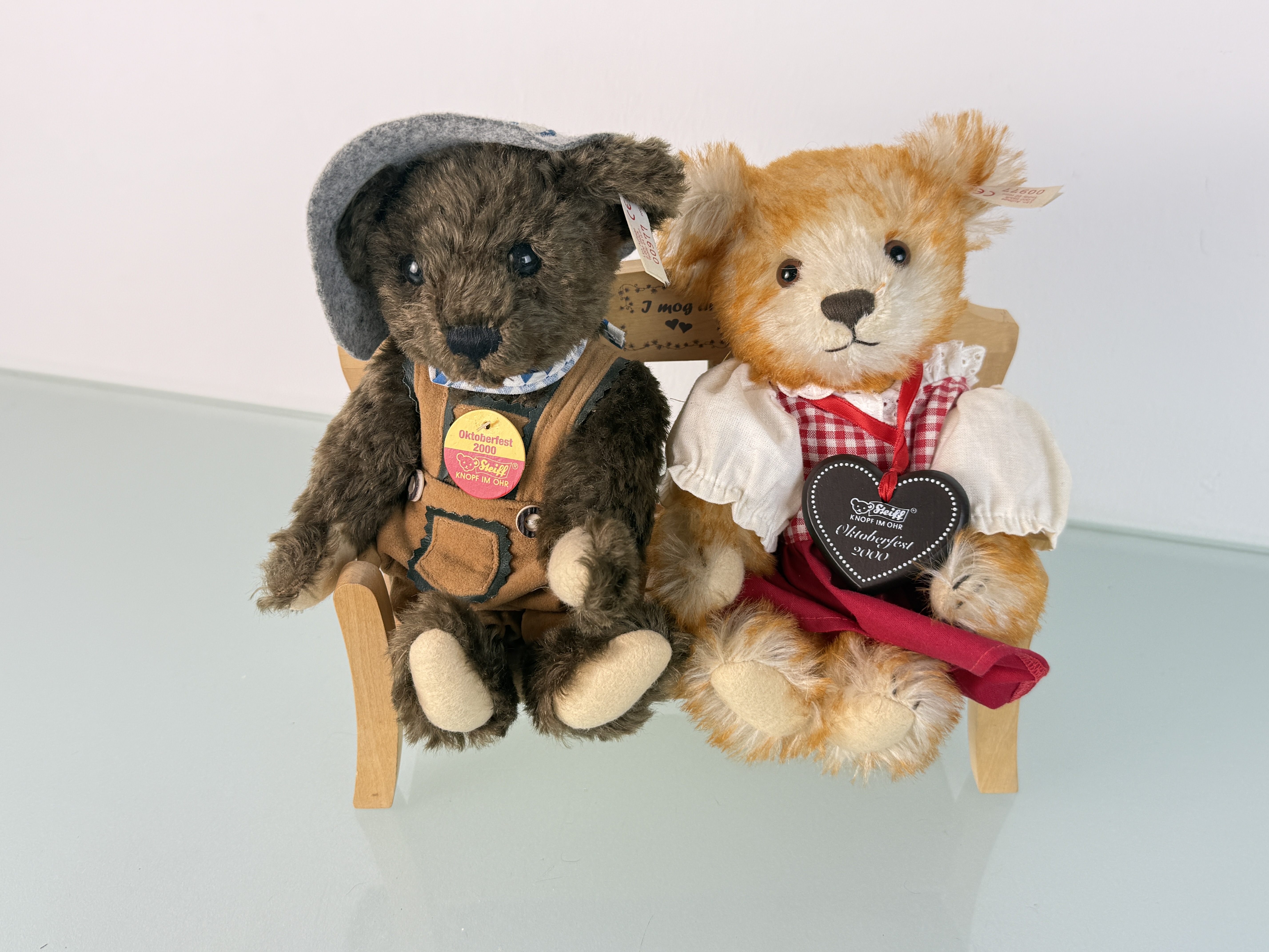 Steiff 670381 Oktoberfest Bärchen mit Holzbank - Top Zustand 22cm & 24cm Top Zustand 