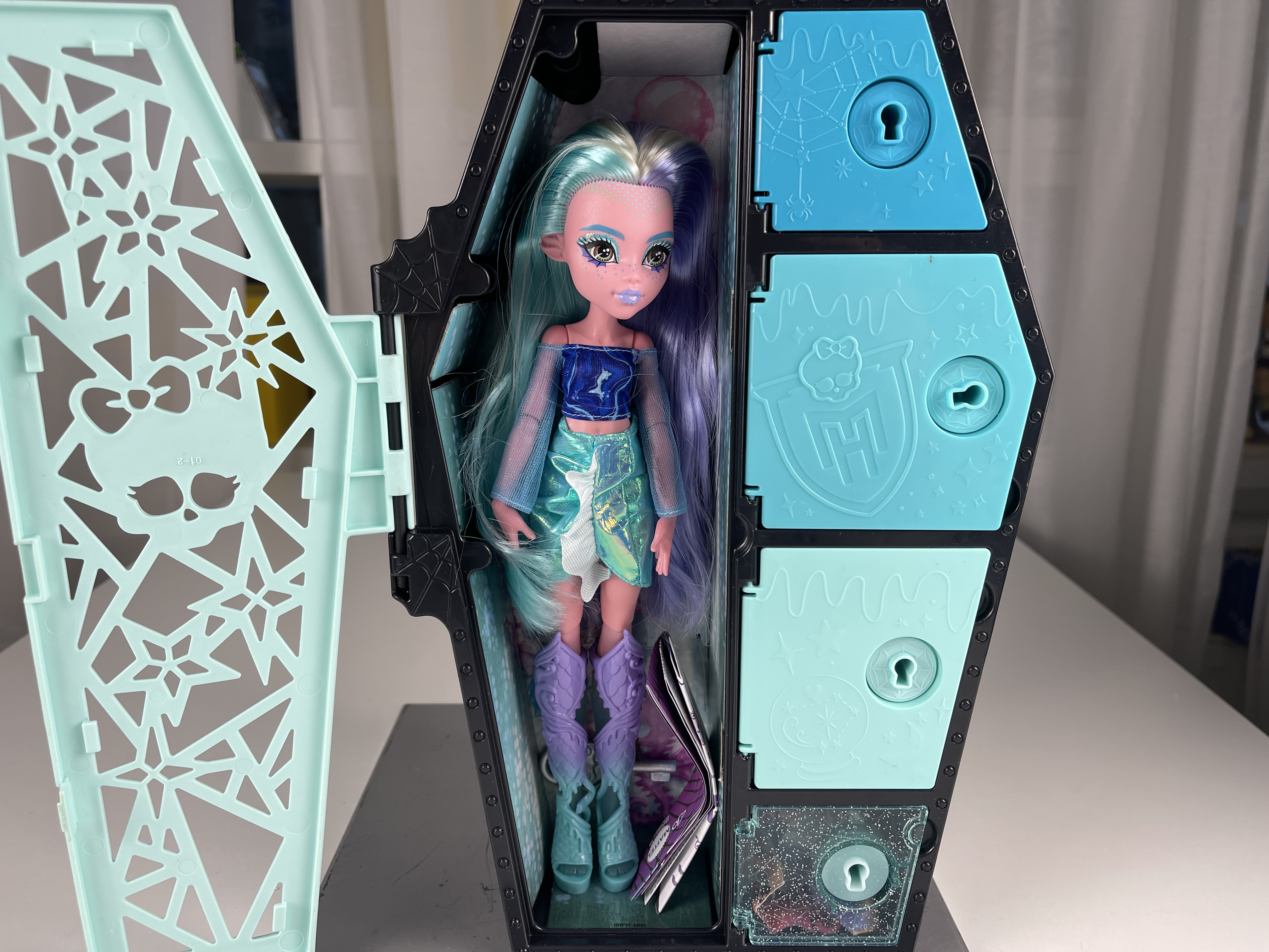 Sammler Puppe MONSTER HIGH Lagoona 28 cm + Schrank 32 cm- Top Zustand  