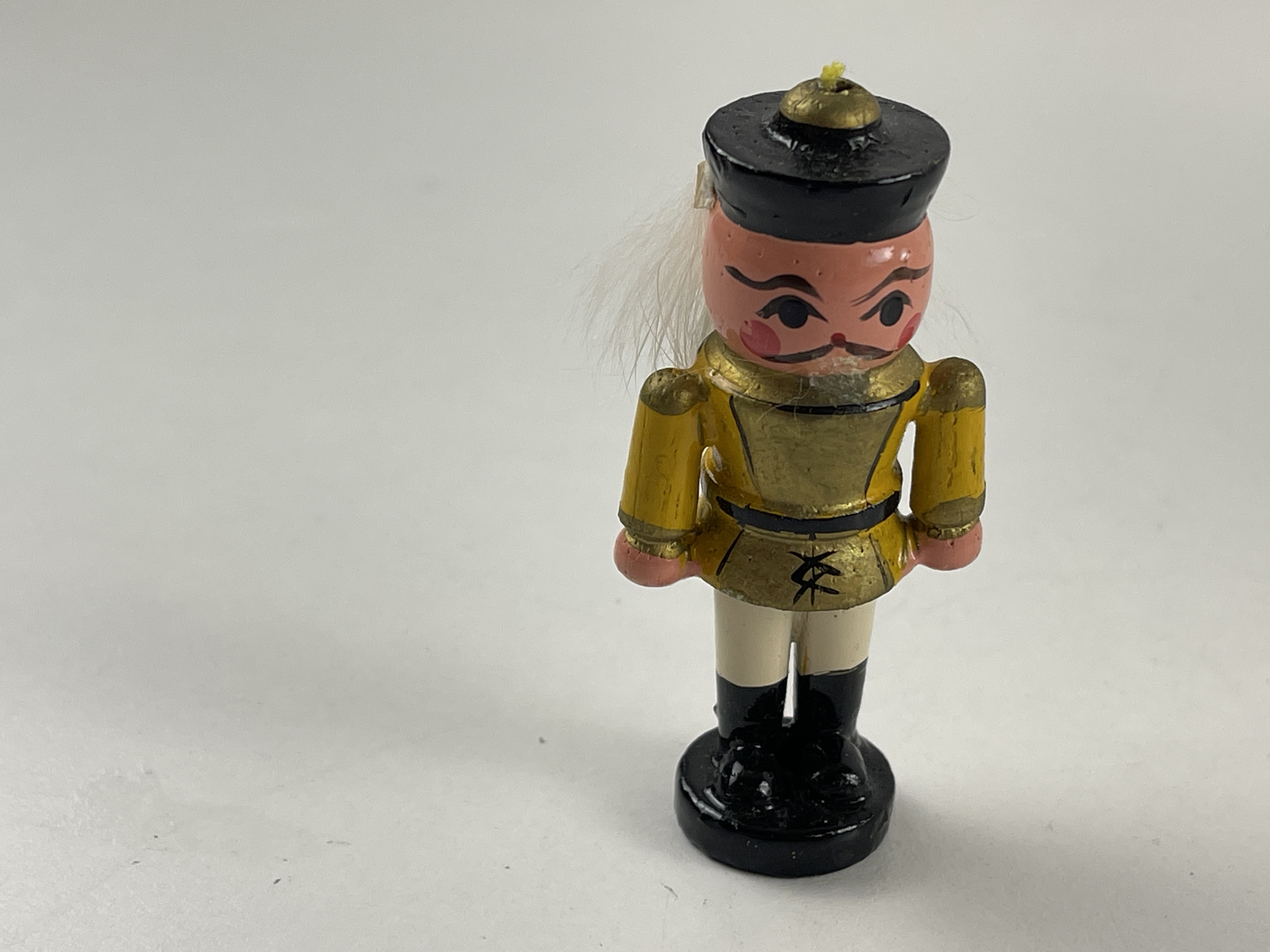 Erzgebirge Figur 6 cm. Zustand siehe Fotos   
