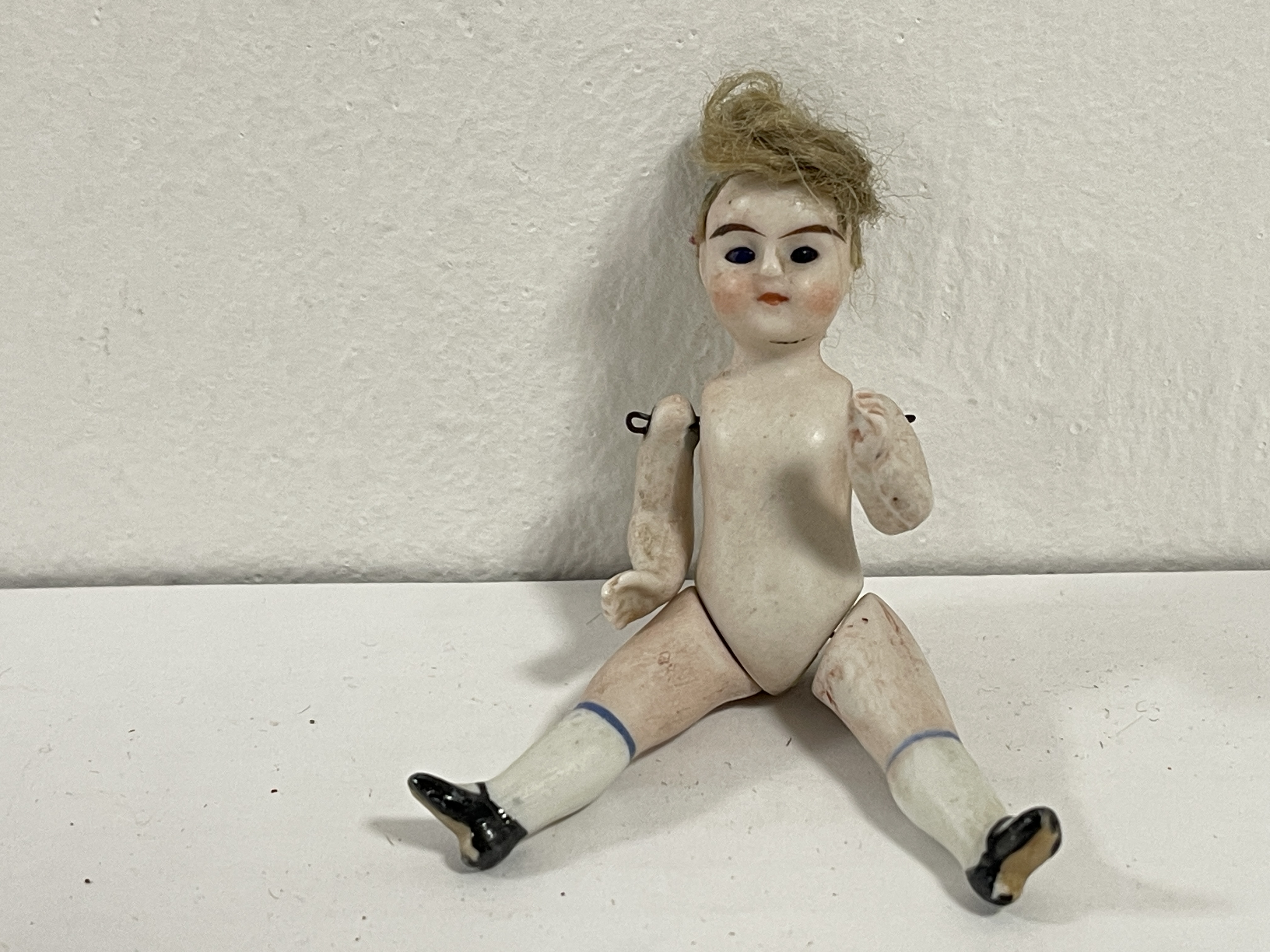 Alt Künstlerpuppe Porzellan Puppe  8,5 cm Zustand Siehe Fotos.   